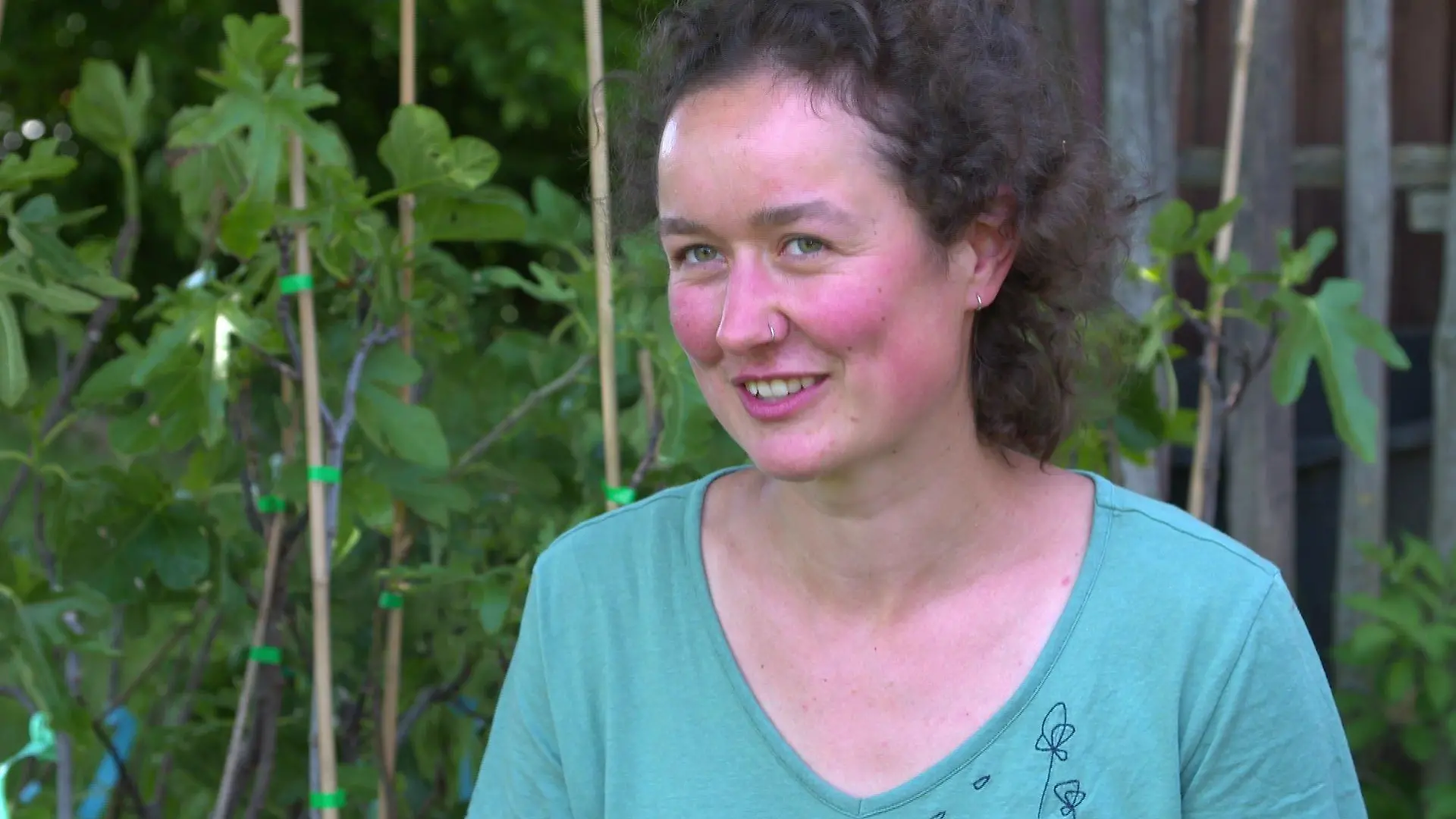 Johanna freut sich schon auf die erste Ernte.