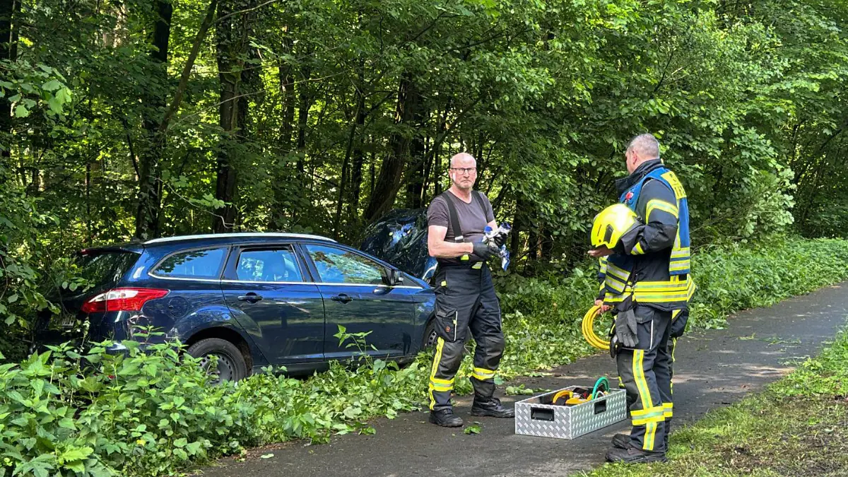 25.05.2024, Nordrhein-Westfalen, Schloß Holte-Stukenbrock: Feuerwehr und Rettungsteams stehen an der Unglückstelle, nachdem ein Auto in eine Gruppe von Joggern gefahren ist. In Schloß Holte-Stukenbrock bei Bielefeld ist am Samstag ein 19-jähriger Autofahrer in eine Gruppe von Joggern gerast. Dabei seien drei Menschen schwer verletzt worden, sagte eine Polizeisprecherin. Foto: Christian Müller/Westfalennews/dpa +++ dpa-Bildfunk +++