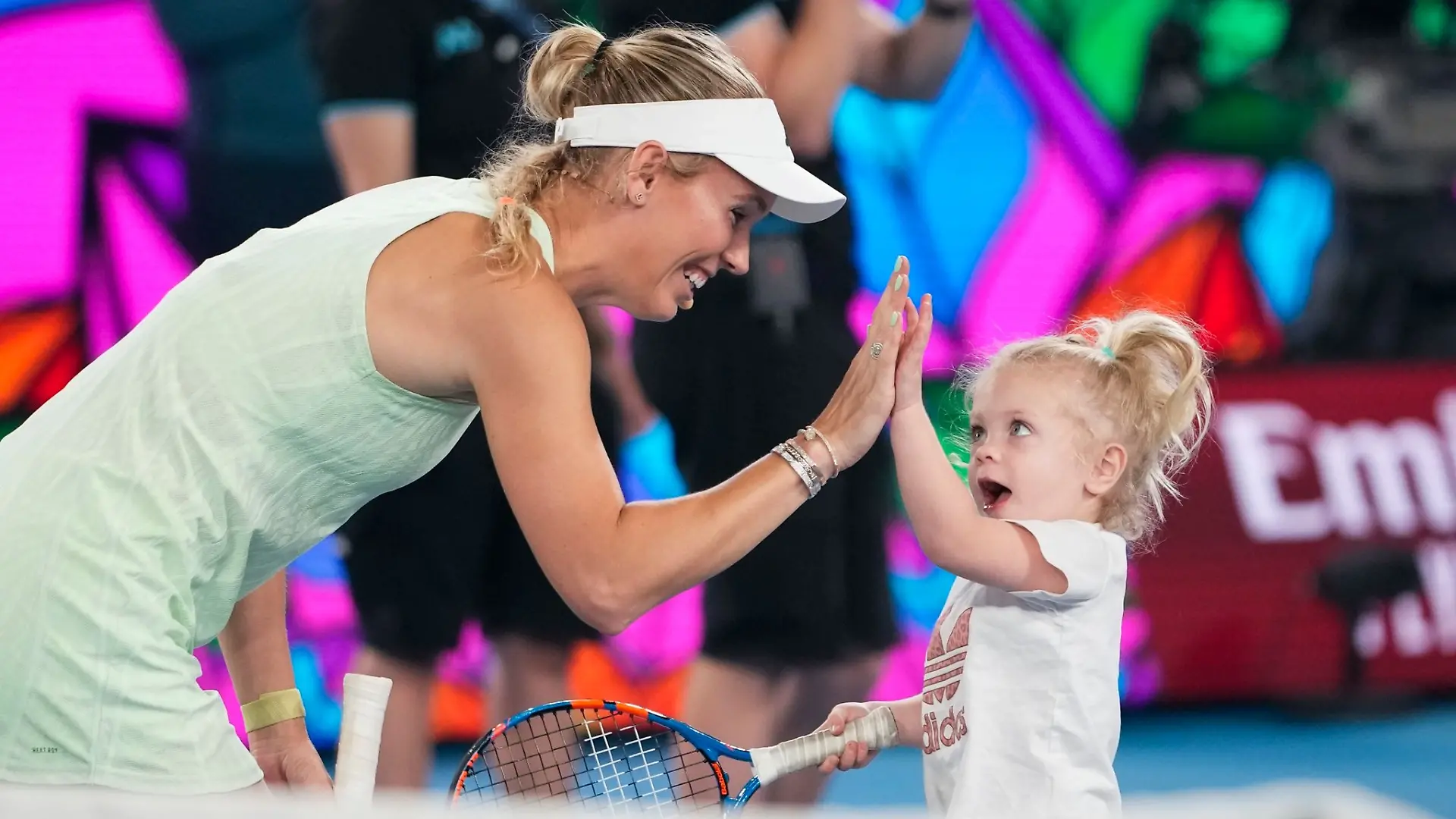 Die Dänin Caroline Wozniacki reagiert mit ihrer Tochter Olivia während einer Wohltätigkeitsveranstaltung in der Rod Laver Arena vor den Australian Open Tennis Championships im Melbourne Park, Melbourne, Australien.