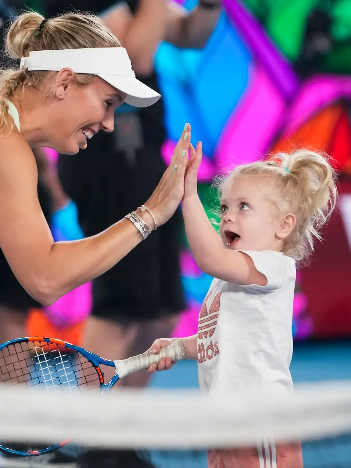 Die Dänin Caroline Wozniacki reagiert mit ihrer Tochter Olivia während einer Wohltätigkeitsveranstaltung in der Rod Laver Arena vor den Australian Open Tennis Championships im Melbourne Park, Melbourne, Australien.