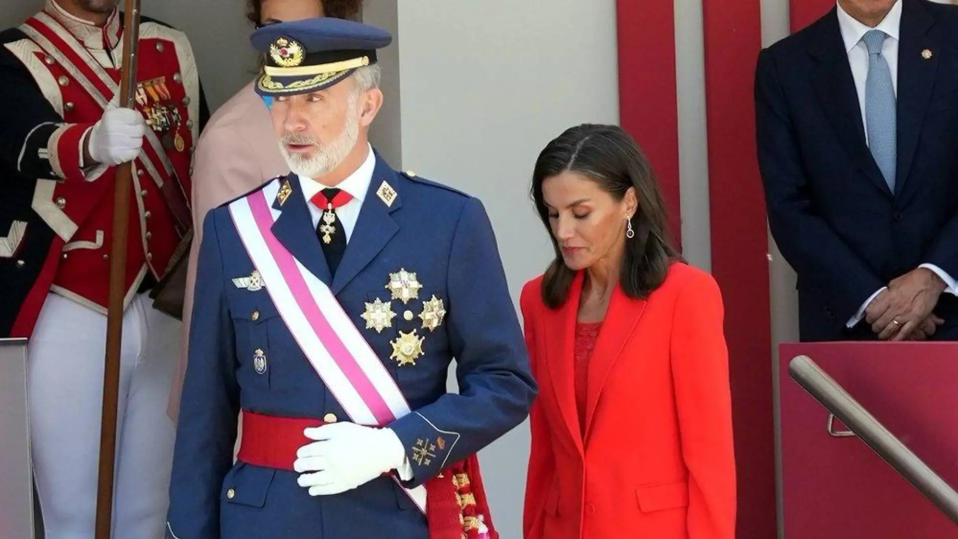 Königin Letizia von Spanien im knallroten Anzug bei Militär-Event