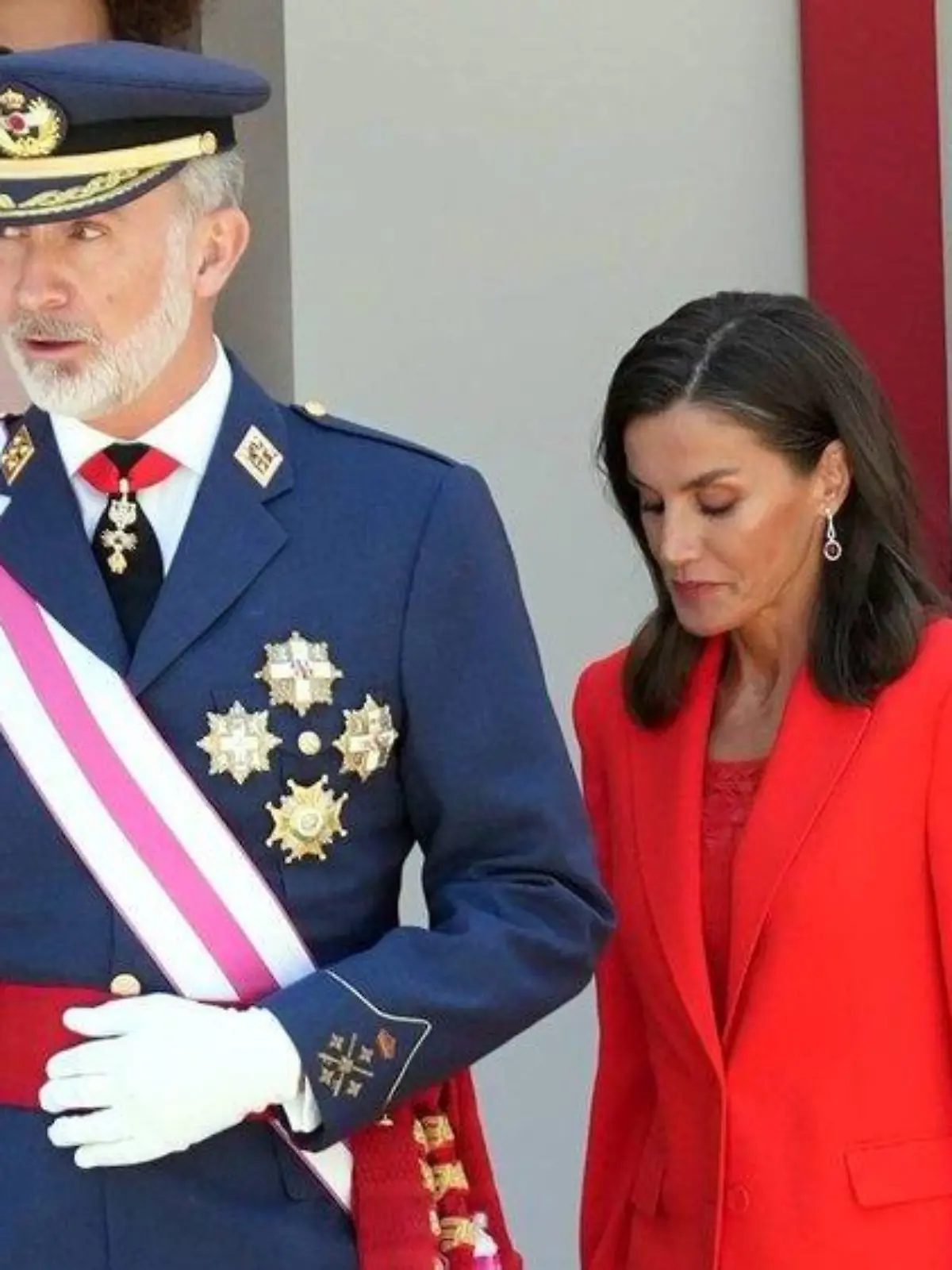 Königin Letizia von Spanien im knallroten Anzug bei Militär-Event