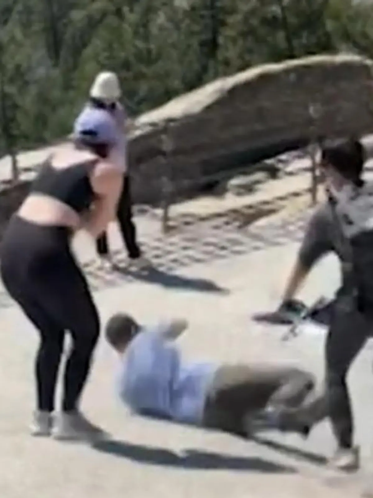 Dieser Antrag ging gründlich schief!

Vor der beeindruckenden Kulisse des Yosemite Nationalparks in den USA will ein Mann seiner Freundin die Frage aller Fragen stellen. Doch als er gerade vor ihr auf die Knie gehen will, wird er plötzlich über den Haufen gerannt und kugelt den Berg hinunter. Wie seine Auserwählte da reagiert, seht ihr im Video.