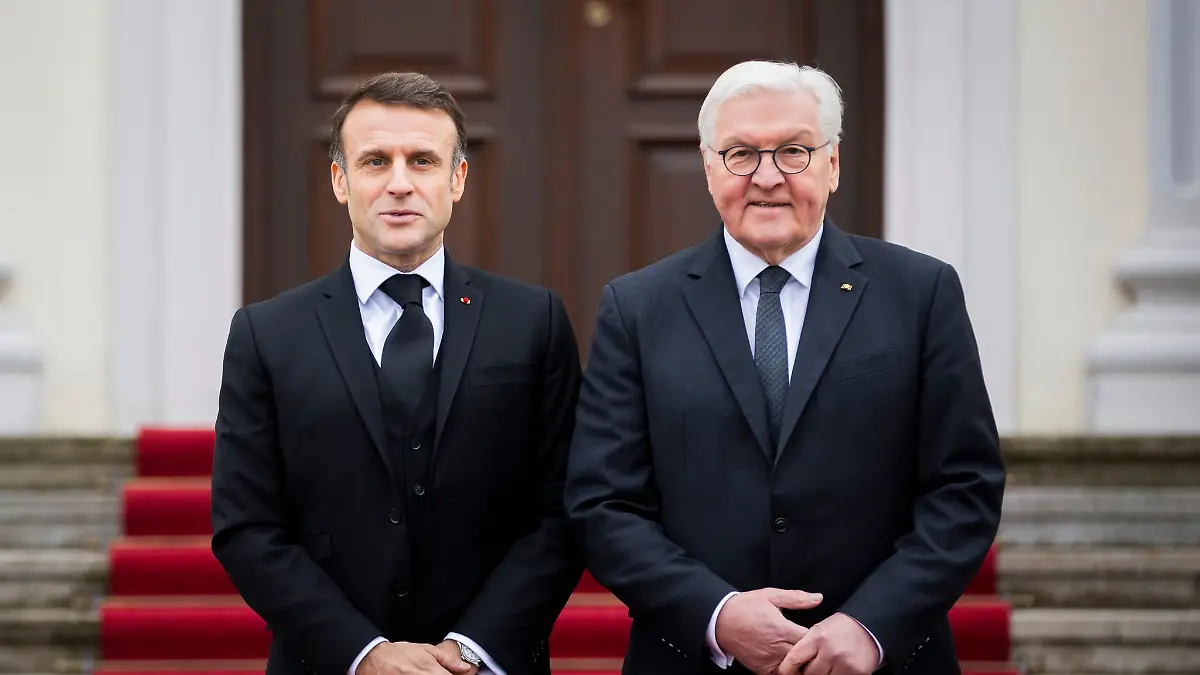 Bundespräsident Frank-Walter Steinmeier (r) begrüßt Emmanuel Macron, Präsident von Frankreich, vor einem Gespräch am Schloss Bellevue.