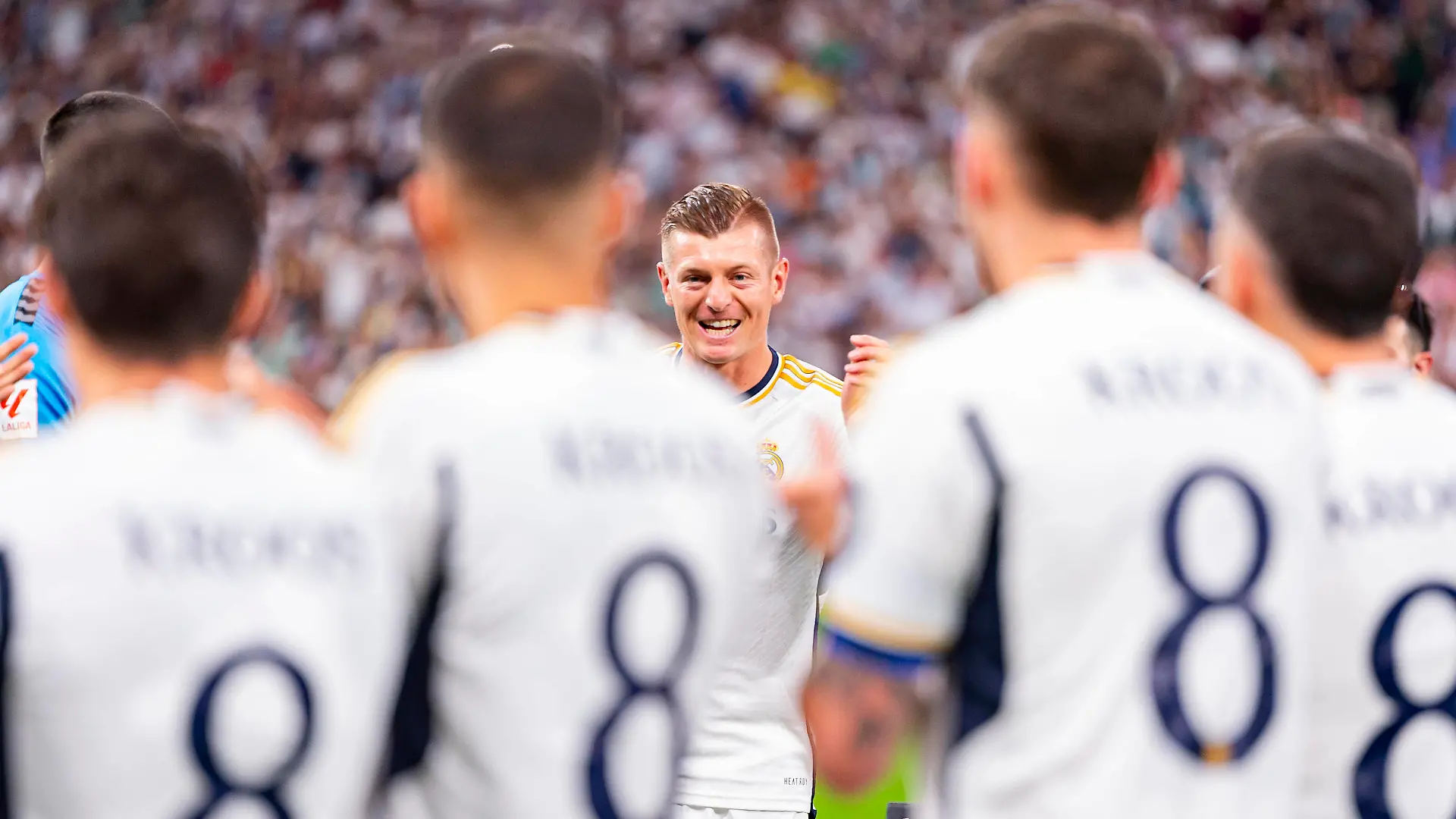 Real Madrid vs Real Betis - LaLiga EA Sports 2023/2024 Toni Kroos of Real Madrid C during the tribute of his teammates during the La Liga EA Sports 2023/24 football match between Real Madrid vs Real Betis at Estadio Santiago Bernabeu on May 25, 2024 in Madrid, Spain. Madrid Estadio Santiago Bernabeu Madrid Spain Copyright: xAlbertoxGardinx AGardin_20240525_football_liga_real_madrid_vs_real_betis_032