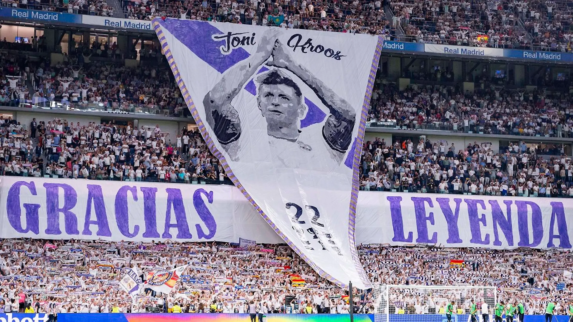 Real Madrid vs Real Betis - LaLiga EA Sports 2023/2024 The Real Madrid fans choreography in tribute of Toni Kroos of Real Madrid during the La Liga EA Sports 2023/24 football match between Real Madrid vs Real Betis at Estadio Santiago Bernabeu on May 25, 2024 in Madrid, Spain. Madrid Estadio Santiago Bernabeu Madrid Spain Copyright: xAlbertoxGardinx AGardin_20240525_football_liga_real_madrid_vs_real_betis_028