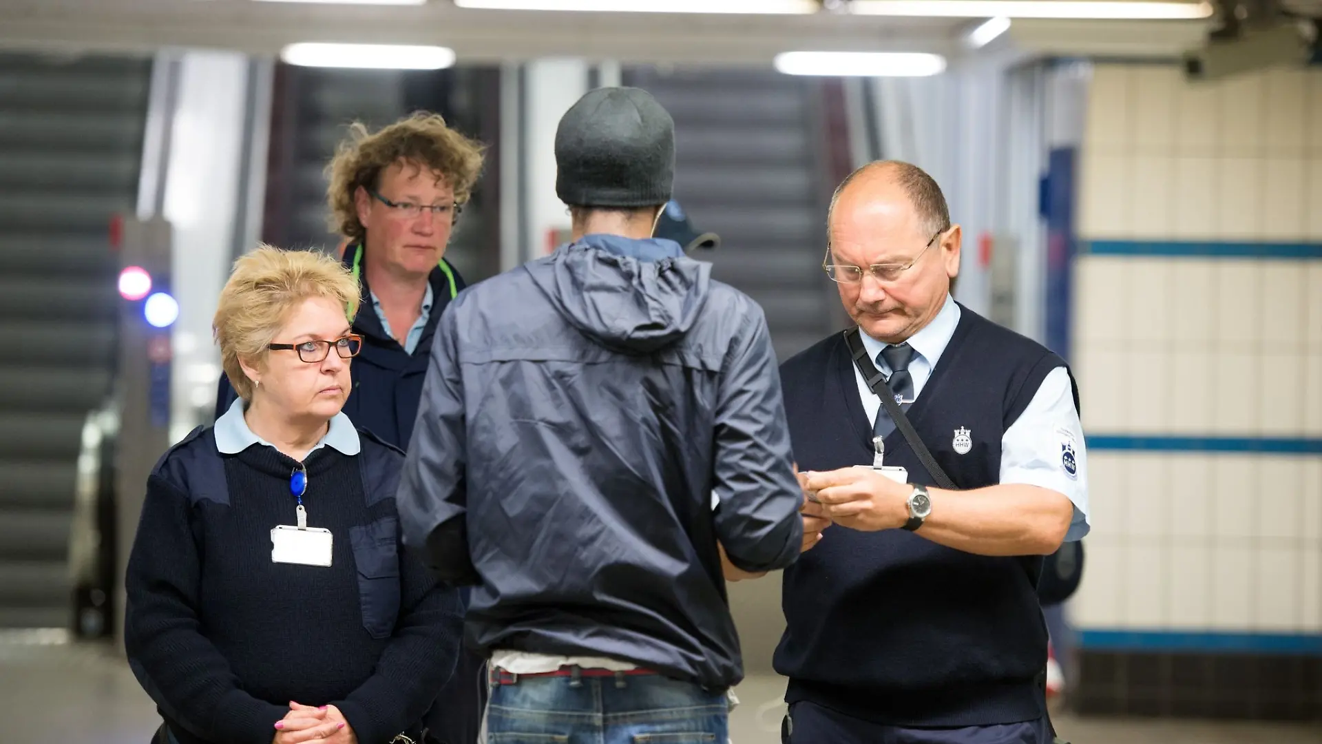 Mitarbeiter der Hochbahn überprüfen in Hamburg am Ausgang einer U-Bahn-Station Fahrscheine.