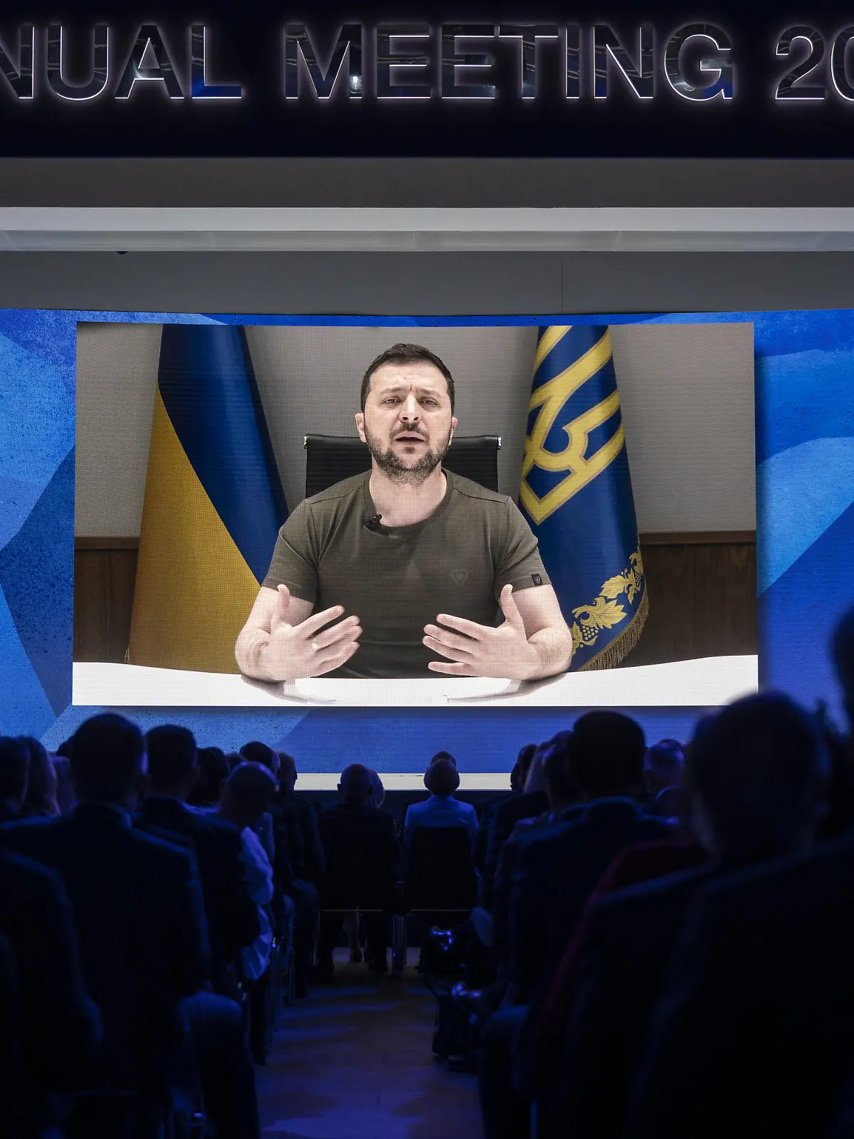 dpatopbilder - 23.05.2022, Schweiz, Davos: Der ukrainische Präsident Wolodymyr Selenskyj spricht per Video-Schalte bei einer Plenarsitzung zur Eröffnung des 51. Jahrestreffens des Weltwirtschaftsforums (WEF) in Davos zu den Teilnehmern. Foto: Laurent Gillieron/KEYSTONE/dpa +++ dpa-Bildfunk +++