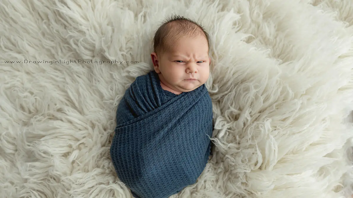 Mürrisches Baby beim Fotoshooting