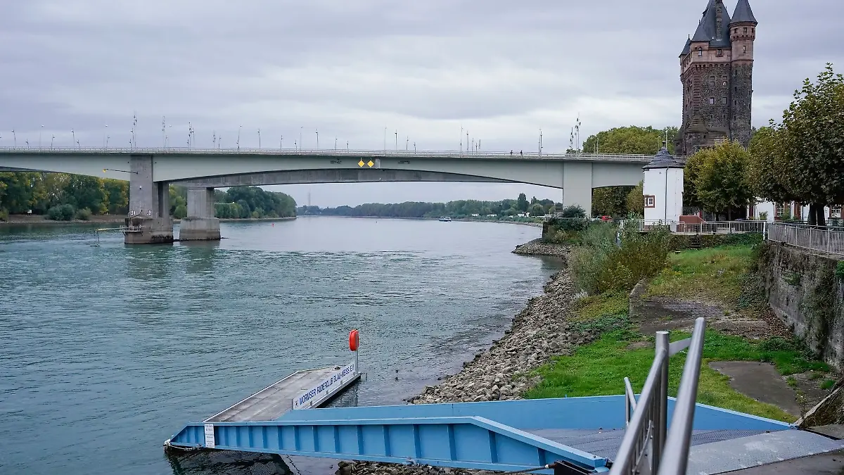 Der Rhein fließt unter der Nibelungenbrücke.