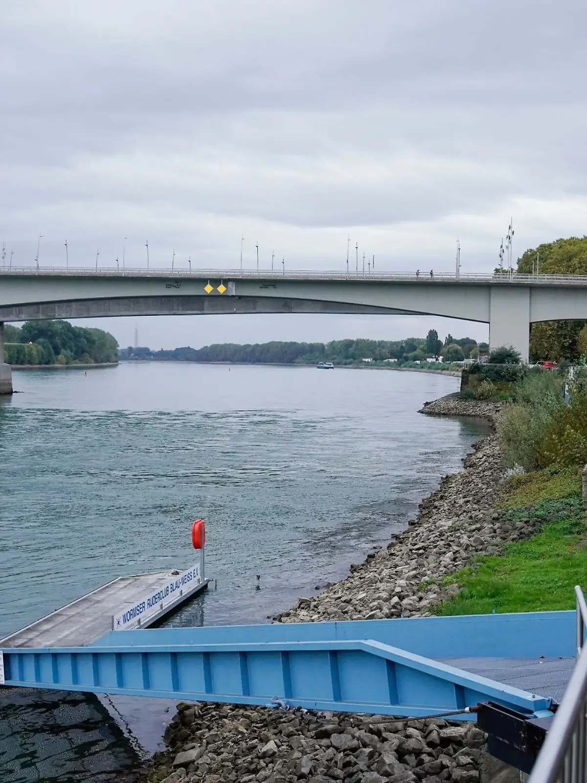 Der Rhein fließt unter der Nibelungenbrücke.