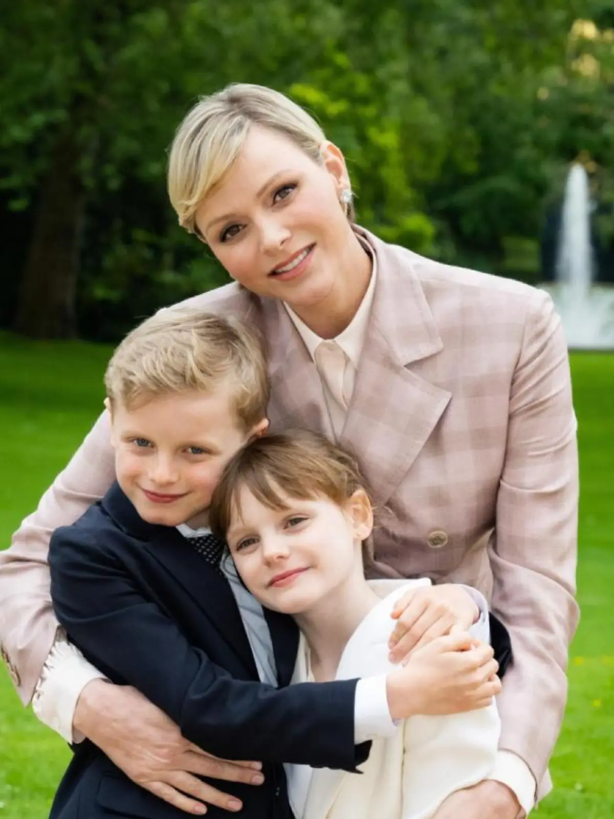 Fürstin Charlène von Monaco mit den Zwillingen Jacques und Gabriella.