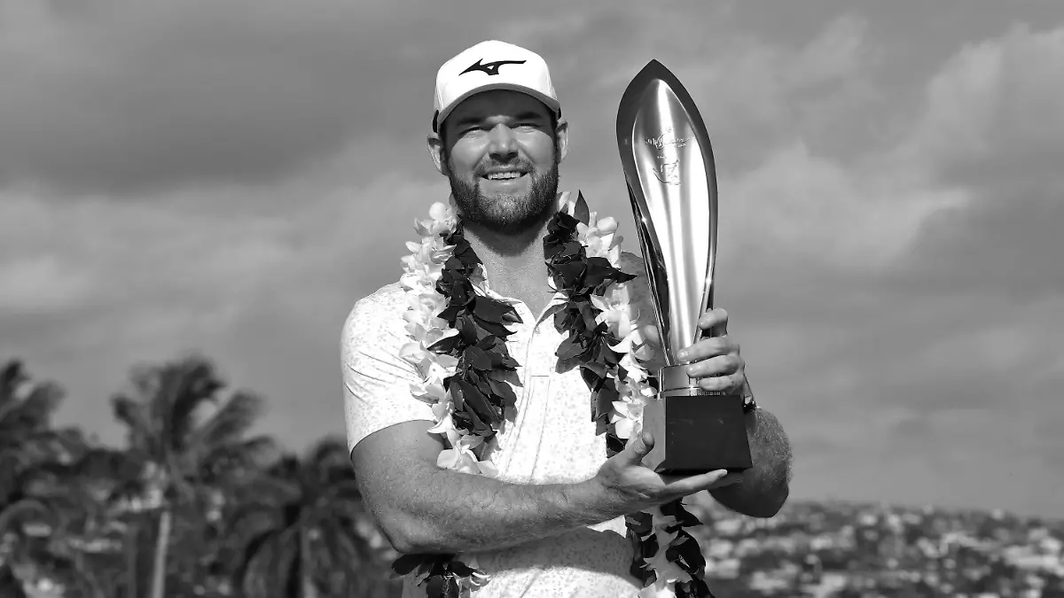 ARCHIV - 14.01.2024, USA, Honolulu: Grayson Murray hält die Trophäe nach seinem Sieg bei den Sony Open im Waialae Country Club in Honolulu. (zu dpa: «Amerikanischer Golf-Profi stirbt mit 30 Jahren») Foto: Matt York/AP +++ dpa-Bildfunk +++