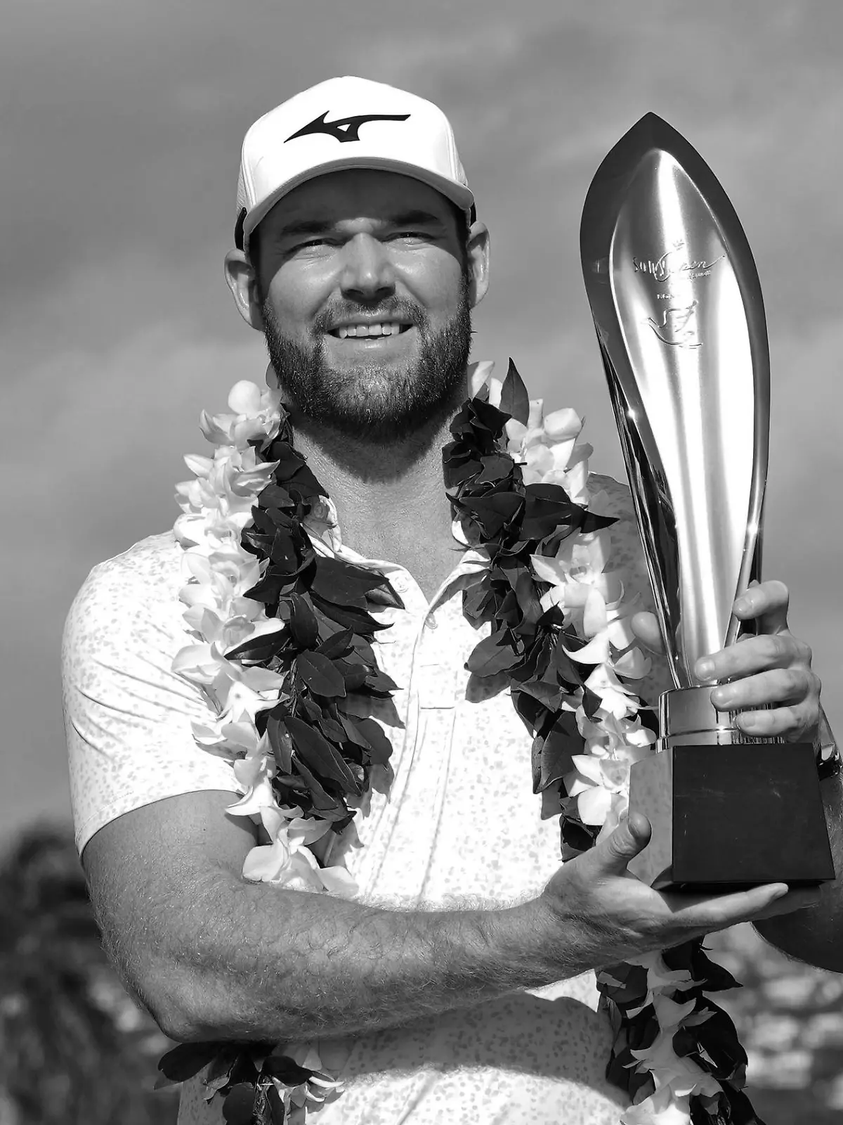 ARCHIV - 14.01.2024, USA, Honolulu: Grayson Murray hält die Trophäe nach seinem Sieg bei den Sony Open im Waialae Country Club in Honolulu. (zu dpa: «Amerikanischer Golf-Profi stirbt mit 30 Jahren») Foto: Matt York/AP +++ dpa-Bildfunk +++