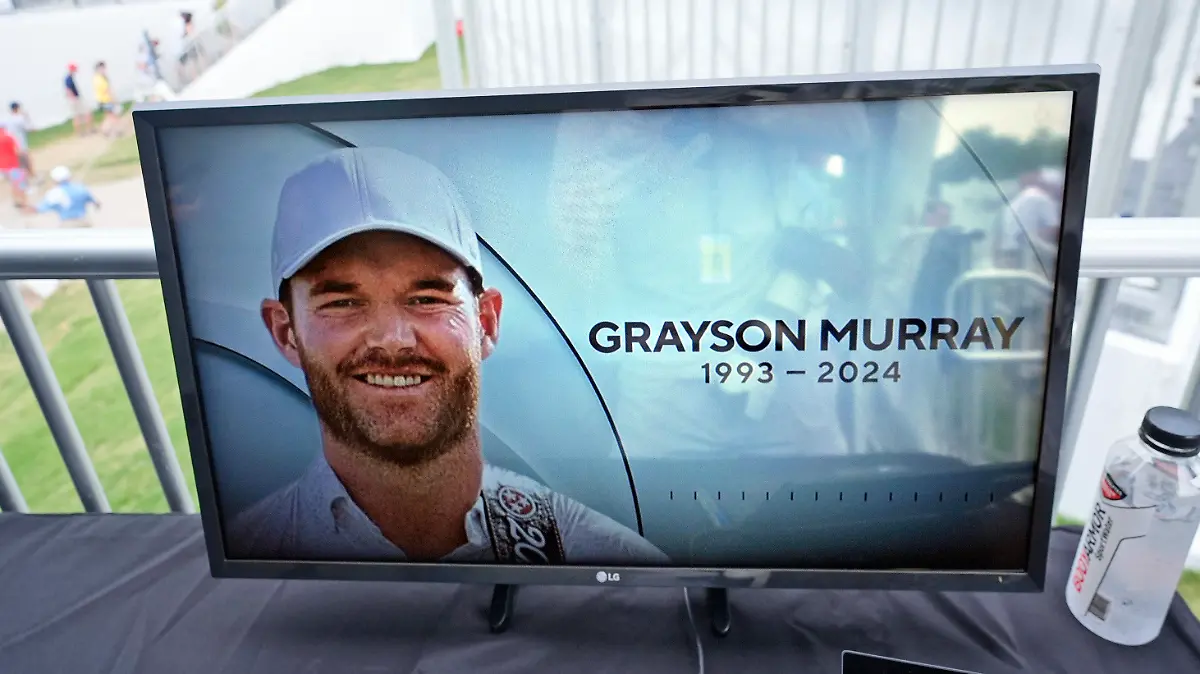 25.05.2024, USA, Fort Worth: Während der dritten Runde des Charles Schwab Challenge Golfturniers im Colonial Country Club in Fort Worth wird im Übertragungszelt eine Golf-Fernsehübertragung mit einem Foto von Grayson Murray gezeigt. Murray starb am Samstagmorgen im Alter von 30 Jahren, einen Tag nachdem er sich aus dem Turnier zurückgezogen hatte. Foto: LM Otero/AP +++ dpa-Bildfunk +++