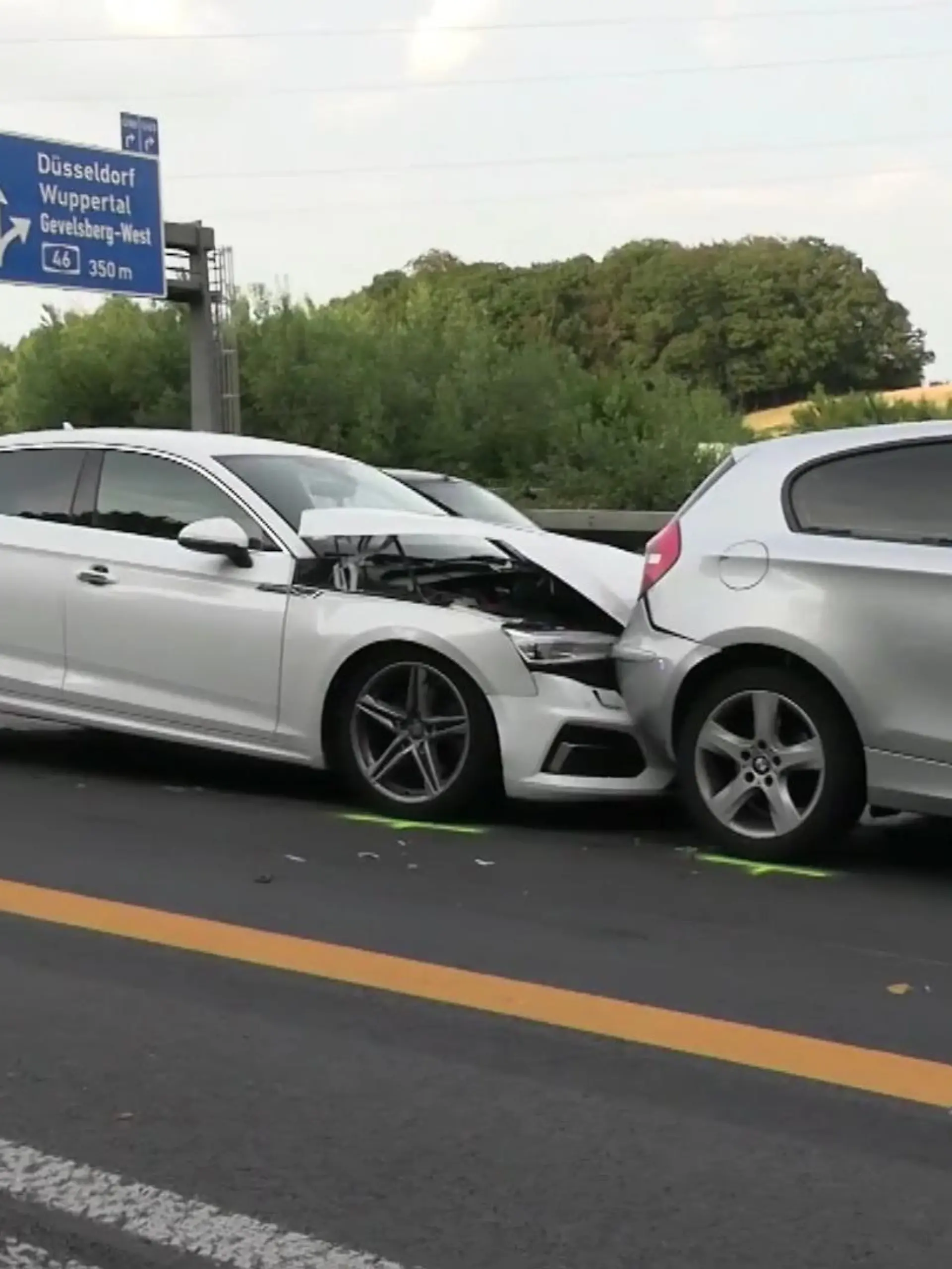Sie hupen und behindern den Verkehr. Ab und zu schießen sie sogar in die Luft. Die Rede ist von Hochzeitskorsos. Meist von türkisch- oder arabischstämmigen Großfamilien. In Kolonnen sind sie auf NRWs Straßen und Autobahnen unterwegs. Wie am Wochenende auf der A1 bei Wuppertal. Da kam es zu einer Massenkarambolage. Über ein Verbot von Hochzeitskorsos wird schon länger diskutiert.