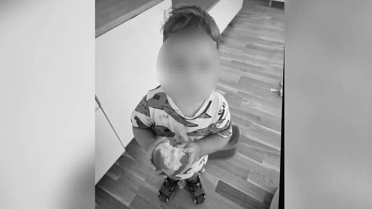 Der kleine Elias aus Österreich soll verhungert sein. Seine Eltern hätten ihn mangelhaft ernährt. Die Großeltern des Kindes haben RTL erlaubt, ein Bild des Kindes zu zeigen.