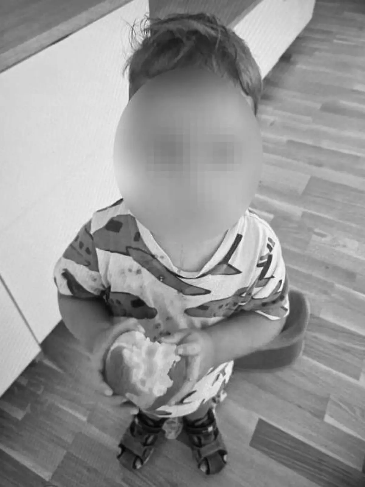 Der kleine Elias aus Österreich soll verhungert sein. Seine Eltern hätten ihn mangelhaft ernährt. Die Großeltern des Kindes haben RTL erlaubt, ein Bild des Kindes zu zeigen.