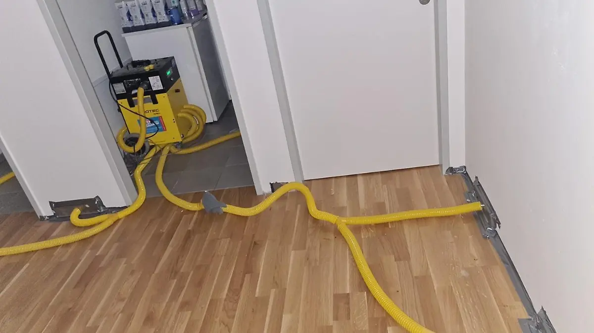 Die Großeltern zeigen RTL ein Foto, auf dem ein Lüftungsgerät zu erkennen ist.