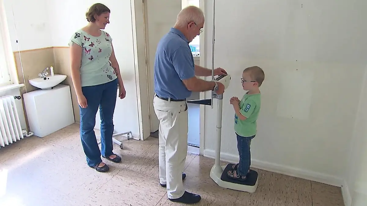 Bis 74 war er für seine kleinen Patienten da: Dr. Zöbelein verschiebt seinen Ruhestand um 9 Jahre, da er keinen Nachfolger für seine Kinderarzt-Praxis in Melsungen findet.