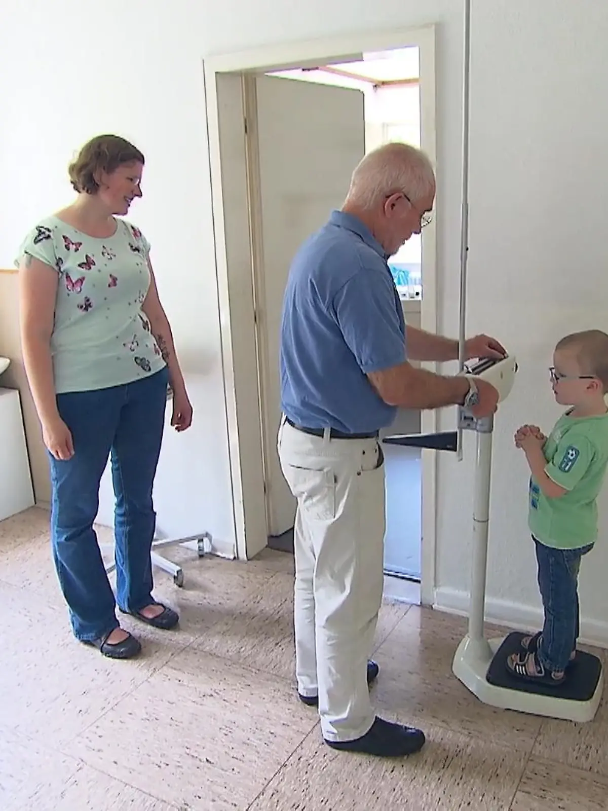 Bis 74 war er für seine kleinen Patienten da: Dr. Zöbelein verschiebt seinen Ruhestand um 9 Jahre, da er keinen Nachfolger für seine Kinderarzt-Praxis in Melsungen findet.