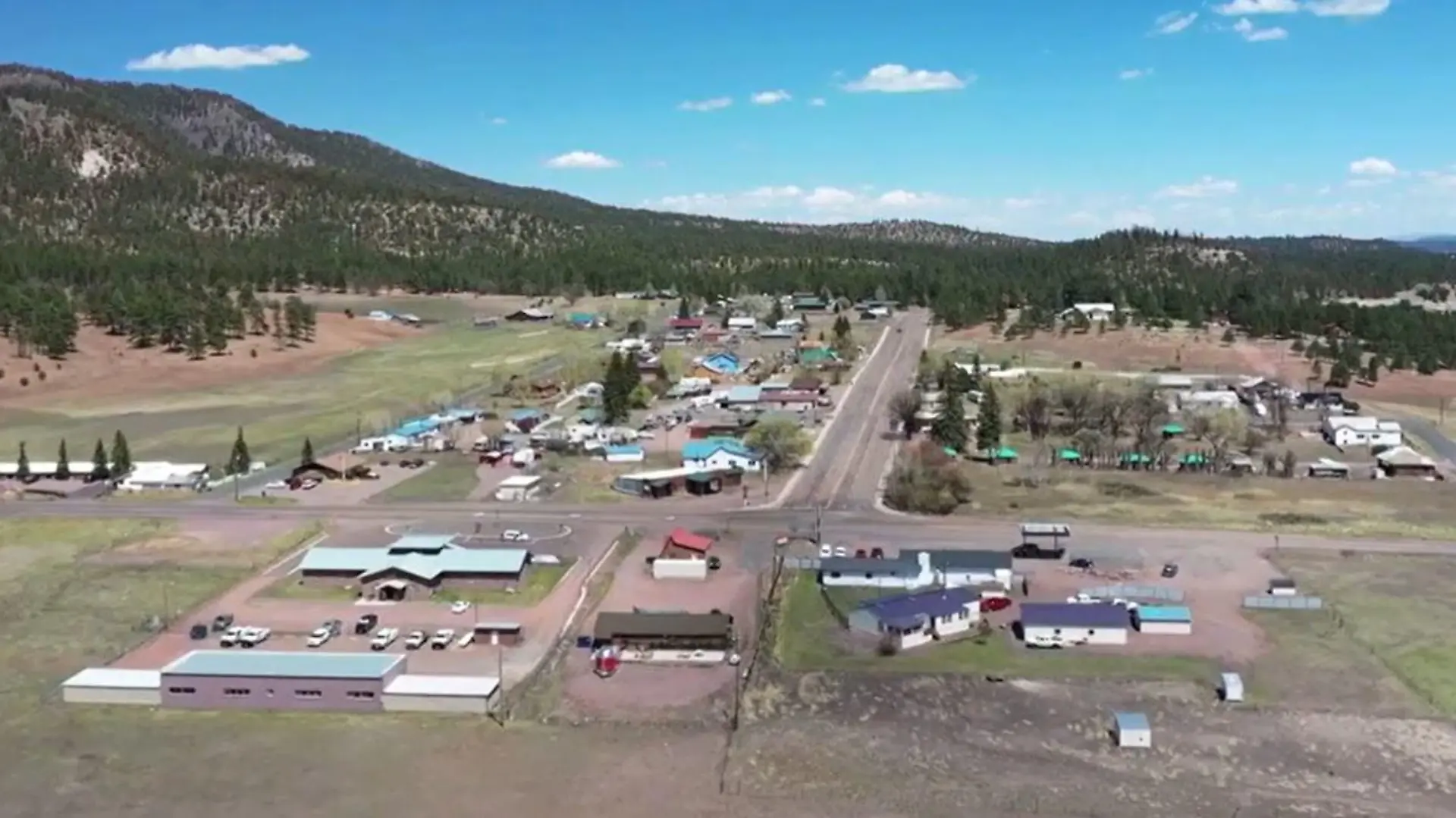 Im Ort Alpine nahe der Grenze zu New Mexico kommt es zu dem Bärenangriff. Das Dorf ist ein beliebtes Ausflugsziel für Jäger, Angler und Camper.