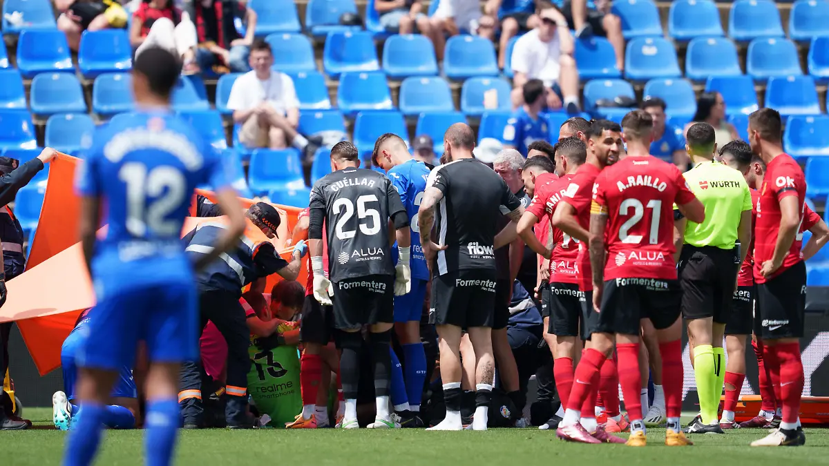 May 26, 2024, Getafe, Madrid, SPAIN: David Soria of Getafe CF is treated on the green and taken by ambulance to the Hospital during the Spanish League, LaLiga EA Sports, football match played between Getafe CF and RCD Mallorca at Coliseum de Getafe on May 26, 2024, in Getafe, Madrid, Spain. Getafe SPAIN - ZUMAa181 20240526_zaa_a181_037 Copyright: xOscarxJ.xBarrosox