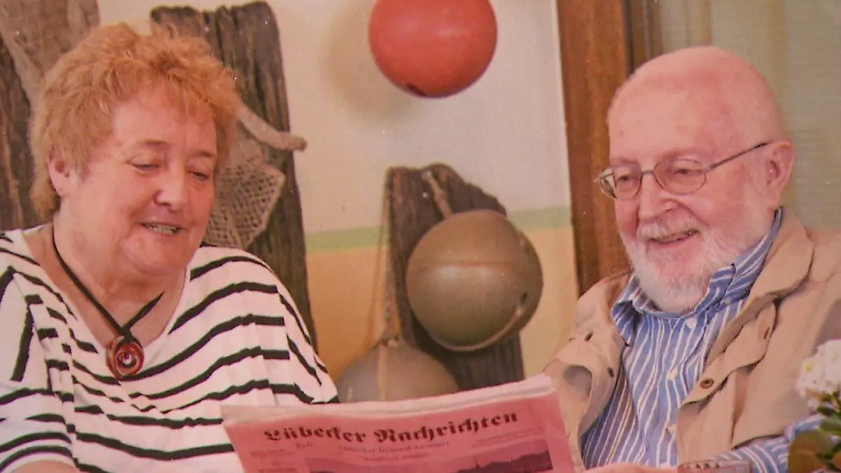 Gemeinsam lachen, Zeitung lesen und Spaß haben: Das macht Sabine und Kurt glücklich.