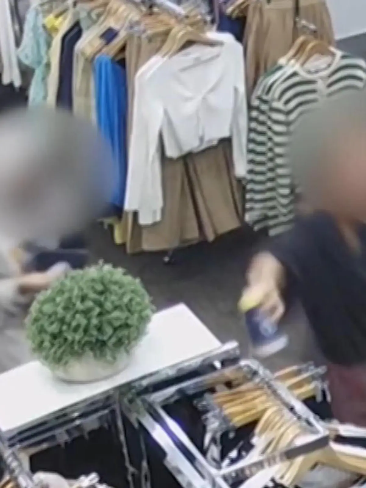 In einem Kleidergeschäft in Perth in Australien rastet eine Frau komplett aus, weil ihr Umtausch nicht akzeptiert wird. Erst diskutiert sie, dann telefoniert sie und dann greift sie zu ihrem Kaffeebecher und versaut neue Ware. Die unfassbaren Szenen seht ihr im Video und erfahrt, wie hoch der Schaden ist, den sie angerichtet hat.