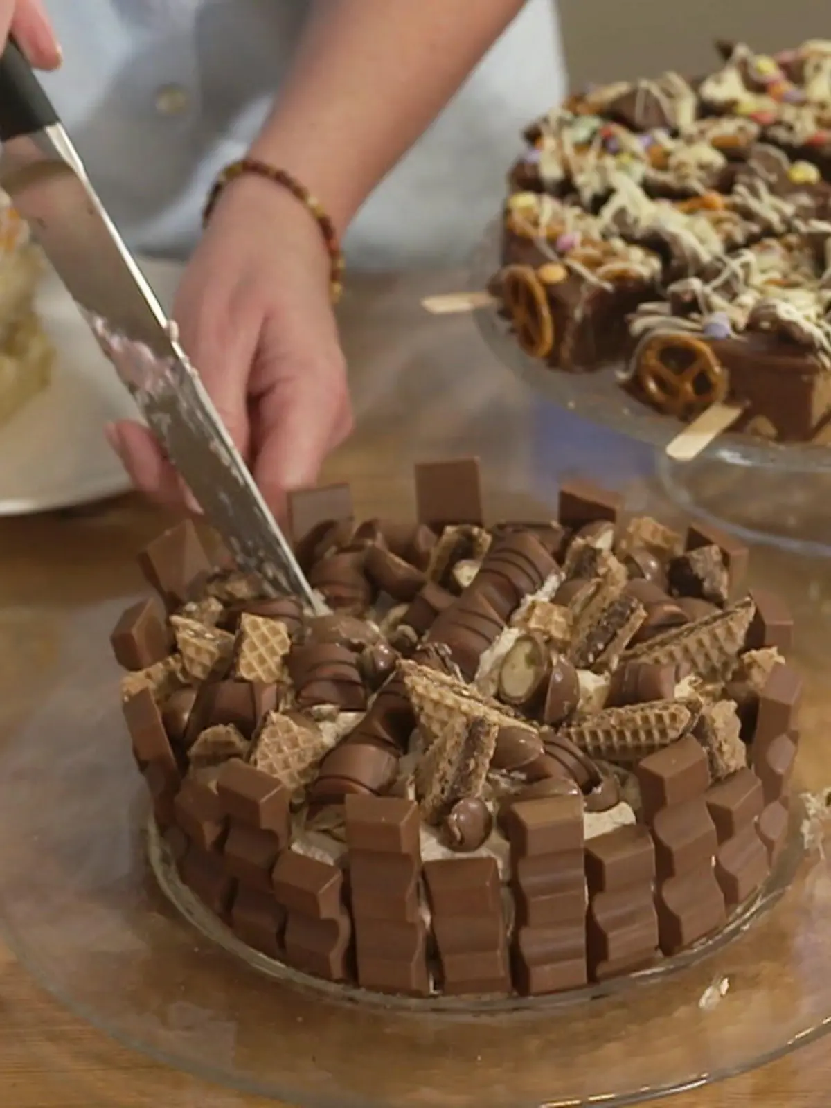 Laut TikTok bekommen wir alle im Handumdrehen richtig spektakuläre Torten hin. Und das angeblich ganz schnell zuhause und ohne zu backen - mit fertigen Tiefkühltorten, die nur ein bisschen frisiert wurden. Sieht im Netz immer cool aus, aber bestehen die Ideen auch den Realitätscheck in der Küche Zuhause?