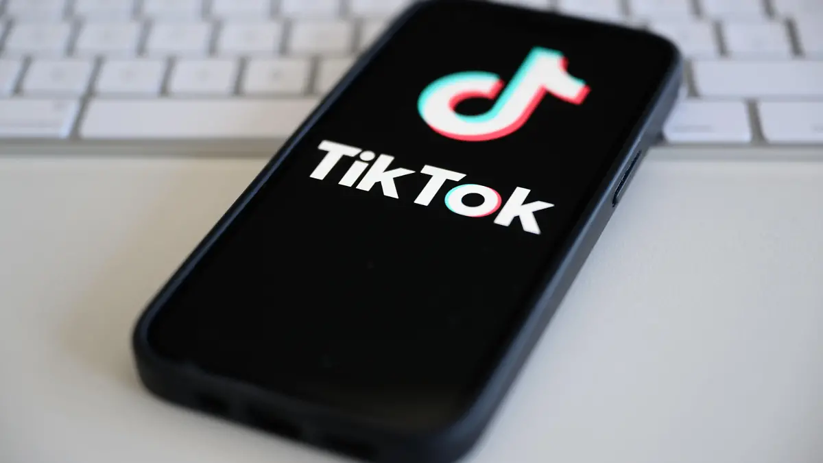 ARCHIV - 19.03.2024, Sachsen, Dresden: Auf einem Smartphone wird das Logo der Kurzvideo-Plattform Tiktok angezeigt. Der DFB und das deutsche Olympia-Team sind Partnerschaften mit der umstrittenen Plattform eingegangen. (zu dpa: «Bundeswehr will auf Tiktok Nachwuchs werben») Foto: Robert Michael/dpa +++ dpa-Bildfunk +++