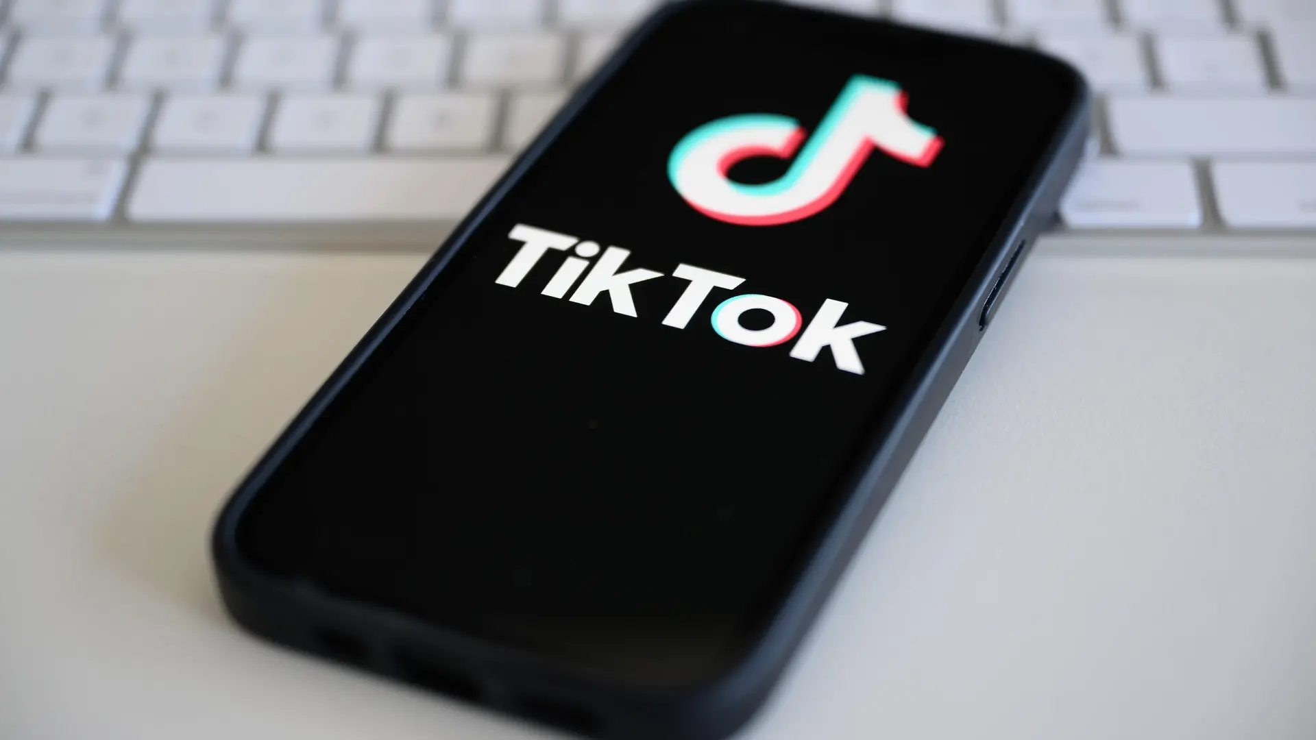 ARCHIV - 19.03.2024, Sachsen, Dresden: Auf einem Smartphone wird das Logo der Kurzvideo-Plattform Tiktok angezeigt. Der DFB und das deutsche Olympia-Team sind Partnerschaften mit der umstrittenen Plattform eingegangen. (zu dpa: «Bundeswehr will auf Tiktok Nachwuchs werben») Foto: Robert Michael/dpa +++ dpa-Bildfunk +++