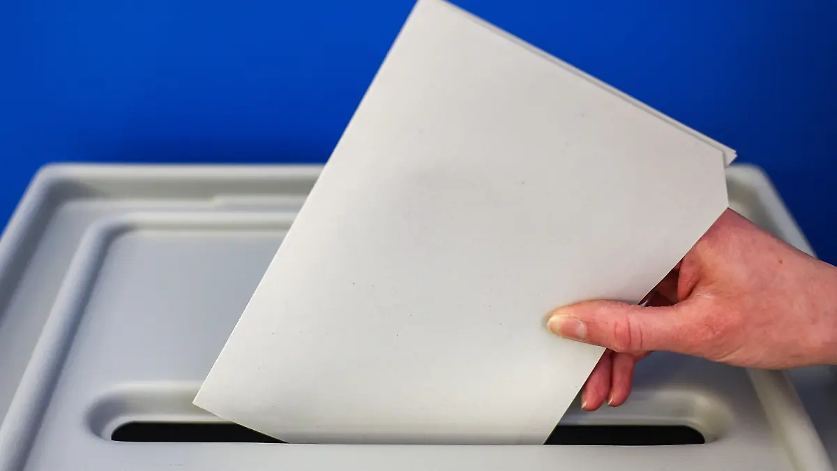 ARCHIV - 08.05.2024, Sachsen, Leipzig: Eine Frau wirft einen Stimmzettel für die Europawahl in eine Wahlurne im Neuen Rathaus der Stadt Leipzig. Bei der Europawahl in NRW können Blinde und sehbeeinträchtigte Personen mit einem Hilfsmittel wählen. (zu dpa: «Blinde können bei Europawahl mit Stimmzettel-Schablone wählen») Foto: Jan Woitas/dpa +++ dpa-Bildfunk +++