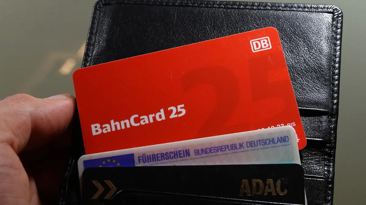 ARCHIV - 08.12.2023, Thüringen, Erfurt: Ein Mann hat eine BahnCard 25 in der Brieftasche. Die Deutsche Bahn will die für Vielfahrer gedachten BahnCards künftig nur noch digital vergeben und auf die Variante aus Plastik verzichten. (zu dpa: «Kabelfernsehen, Charles-Scheine, EU-Wahl: Das ändert sich im Juni») Foto: Martin Schutt/dpa +++ dpa-Bildfunk +++