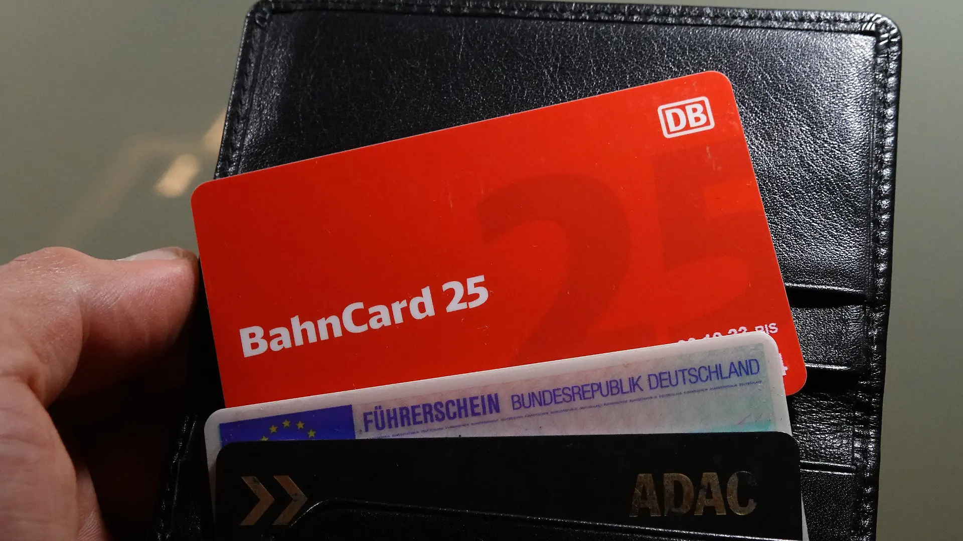 ARCHIV - 08.12.2023, Thüringen, Erfurt: Ein Mann hat eine BahnCard 25 in der Brieftasche. Die Deutsche Bahn will die für Vielfahrer gedachten BahnCards künftig nur noch digital vergeben und auf die Variante aus Plastik verzichten. (zu dpa: «Kabelfernsehen, Charles-Scheine, EU-Wahl: Das ändert sich im Juni») Foto: Martin Schutt/dpa +++ dpa-Bildfunk +++