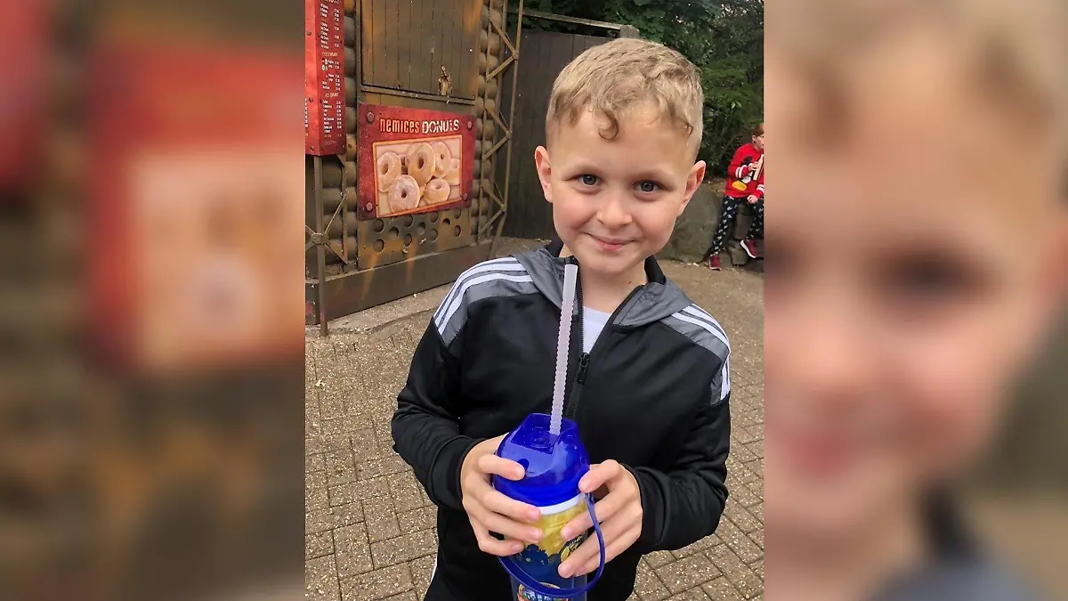 Dillon Wilford mit Getränk in der Hand