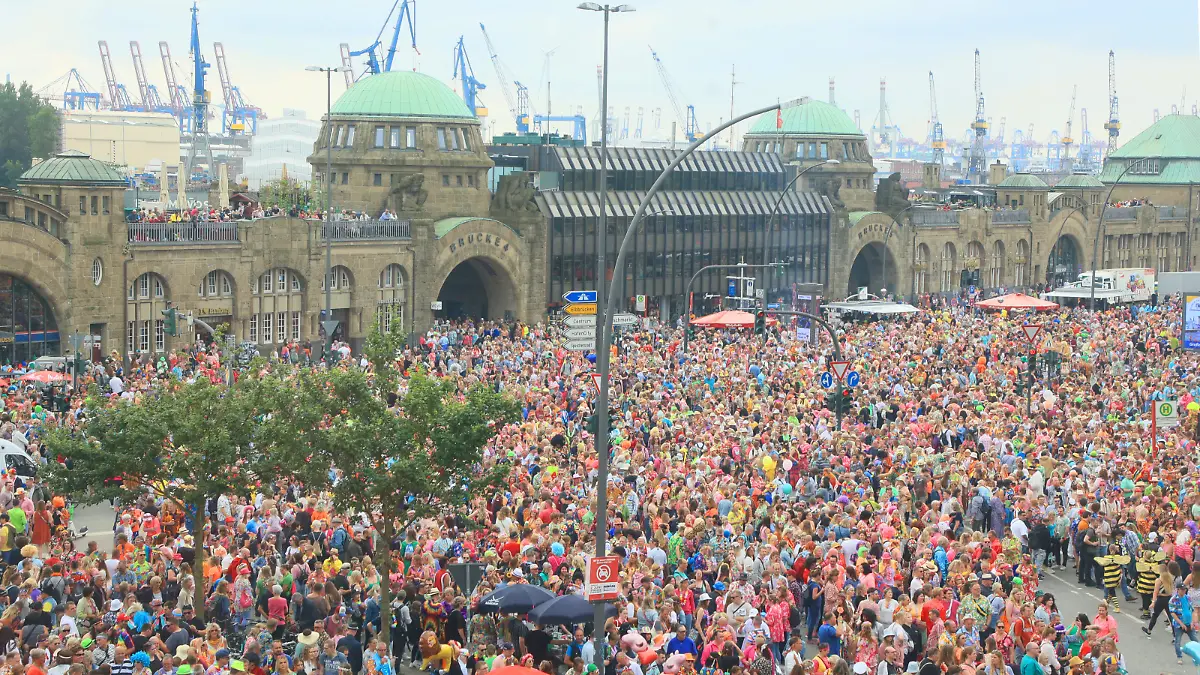 Tausende feiern am Hamburger Hafen Schlagermove 2024 in Hamburg




 