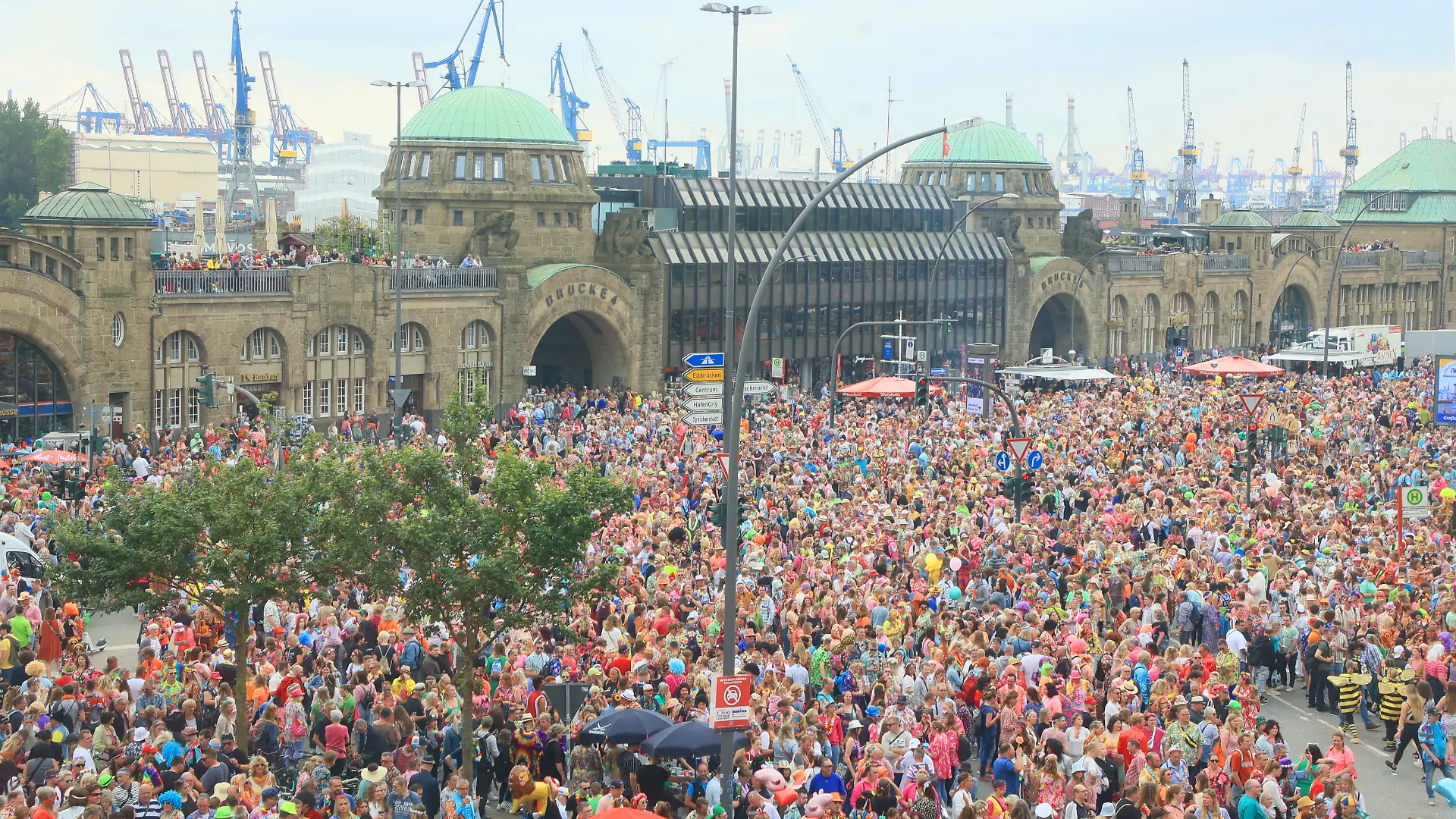 Tausende feiern am Hamburger Hafen Schlagermove 2024 in Hamburg




 