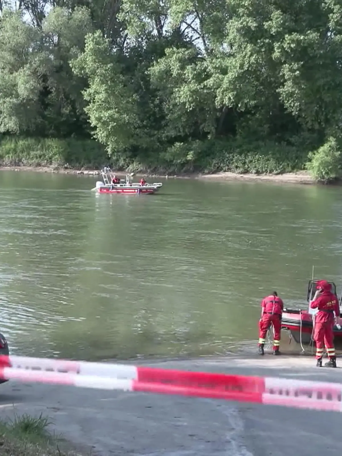 Beim Baden im Rhein bei Düsseldorf ist eine Frau mitgerissen und lebensgefährlich verletzt worden, ihr Mann, der sie retten wollte trieb ab und ist seitdem vermisst. Das Ganze passierte vor den Augen ihrer Kinder. Immer wieder passieren solche Unfälle am Rhein – Viele Schwimmer unterschätzen die Strömung wie wir auch bei einem Reporter- Test feststellen konnten.