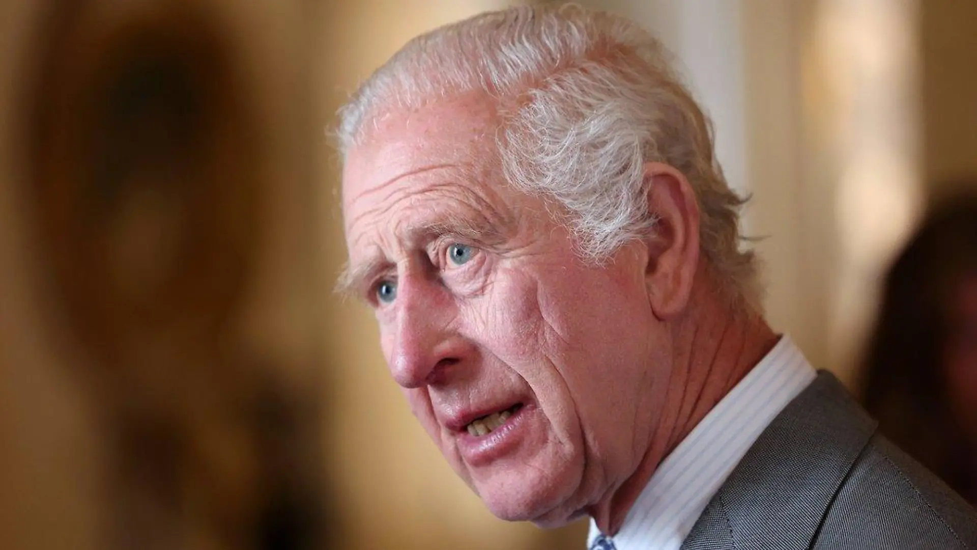 König Charles III. im Gebet bei den Menschen in Papua-Neuguinea