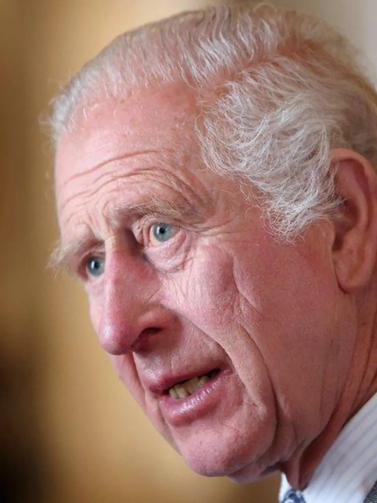 König Charles III. im Gebet bei den Menschen in Papua-Neuguinea