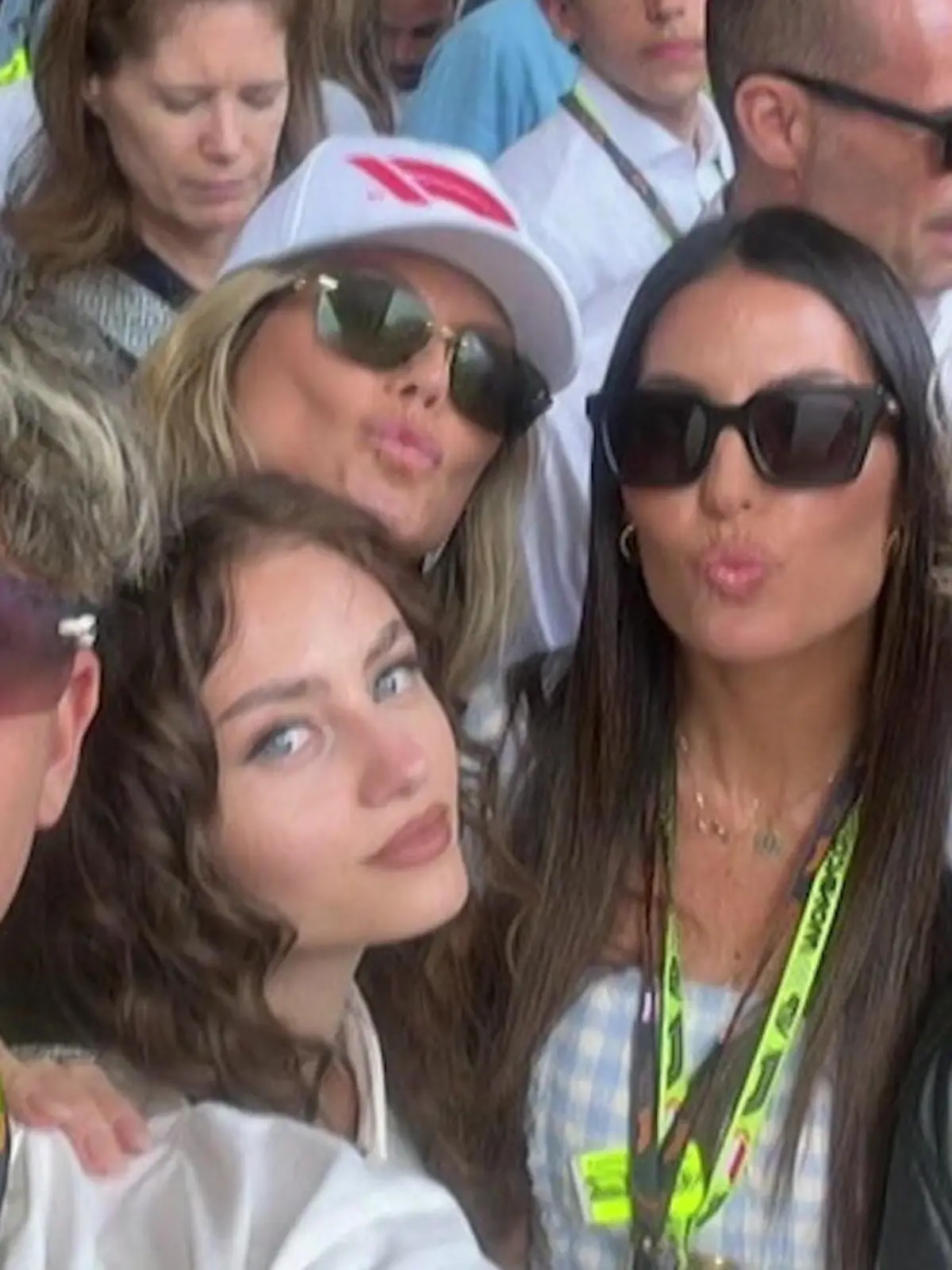 Leni und Heidi Klum posieren mit Flavio Briatore, dessen Ex-Frau Elisabetta Gregoraci sowie deren gemeinsamer Sohn Falco für ein gemeinsames Familienfoto.