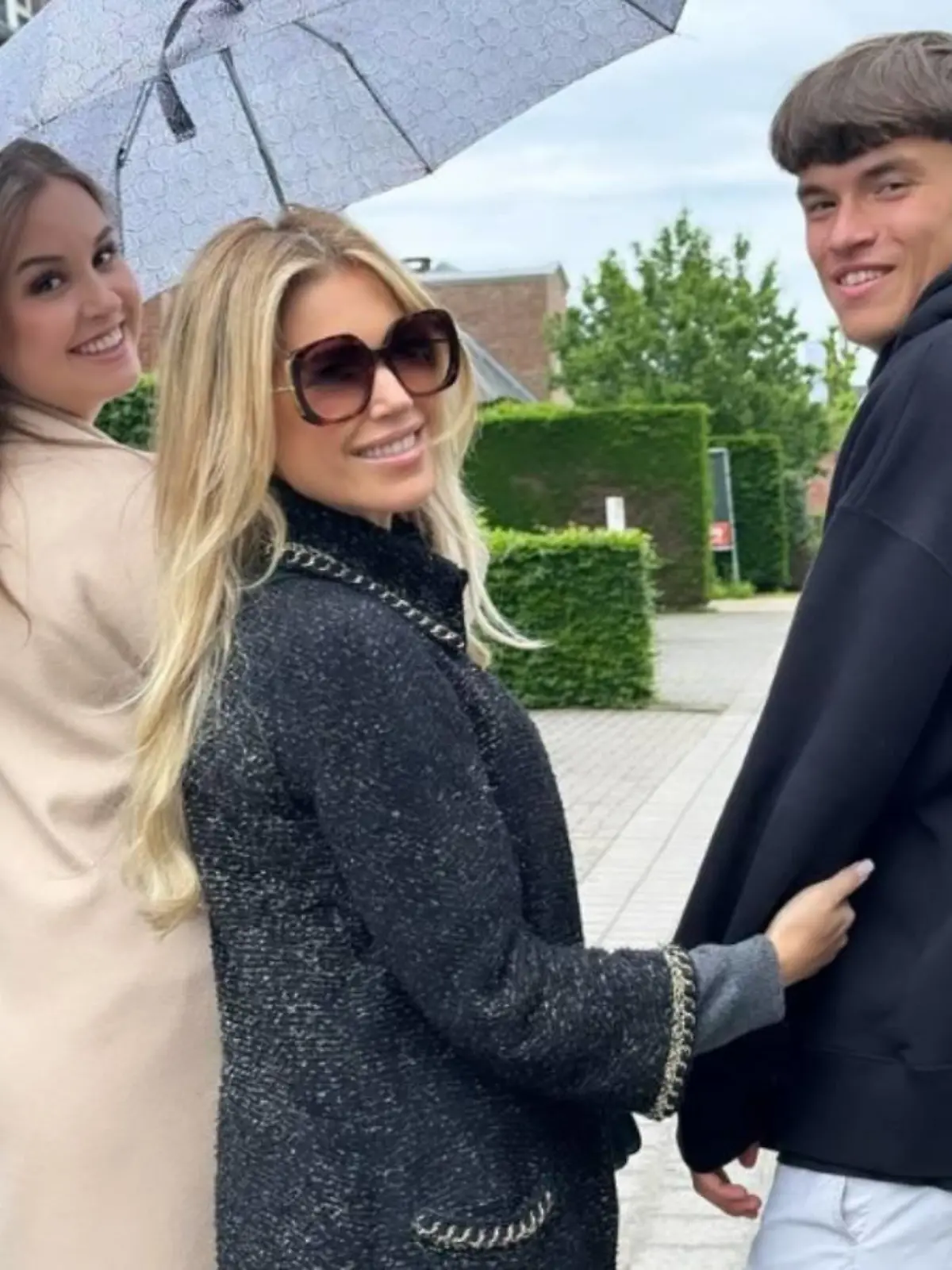 Sylvie Meis genießt die Zeit mit ihrem Sohn Damian van der Vaart und dessen Freundin Romy in Belgien.