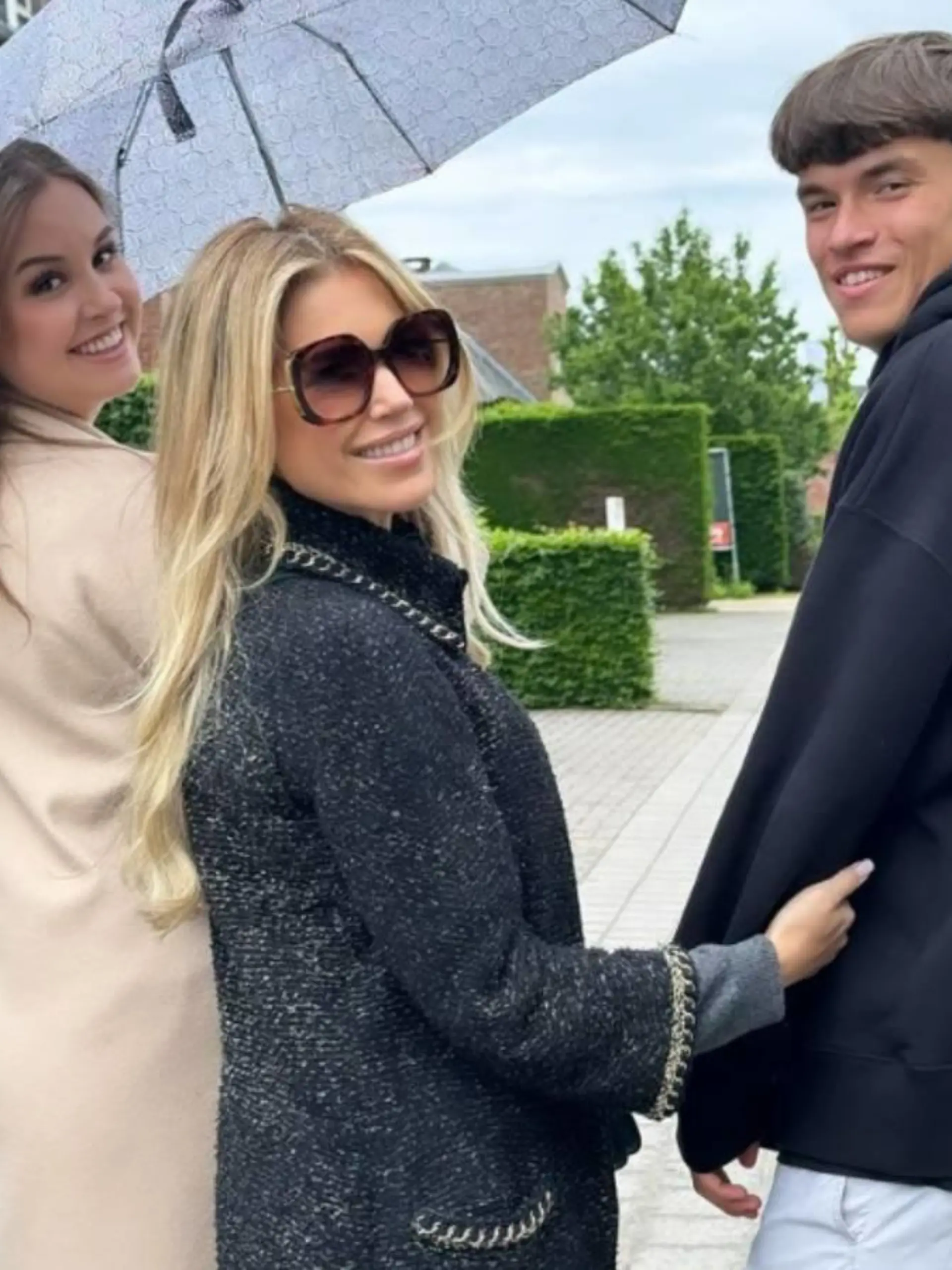 Sylvie Meis genießt die Zeit mit ihrem Sohn Damian van der Vaart und dessen Freundin Romy in Belgien.