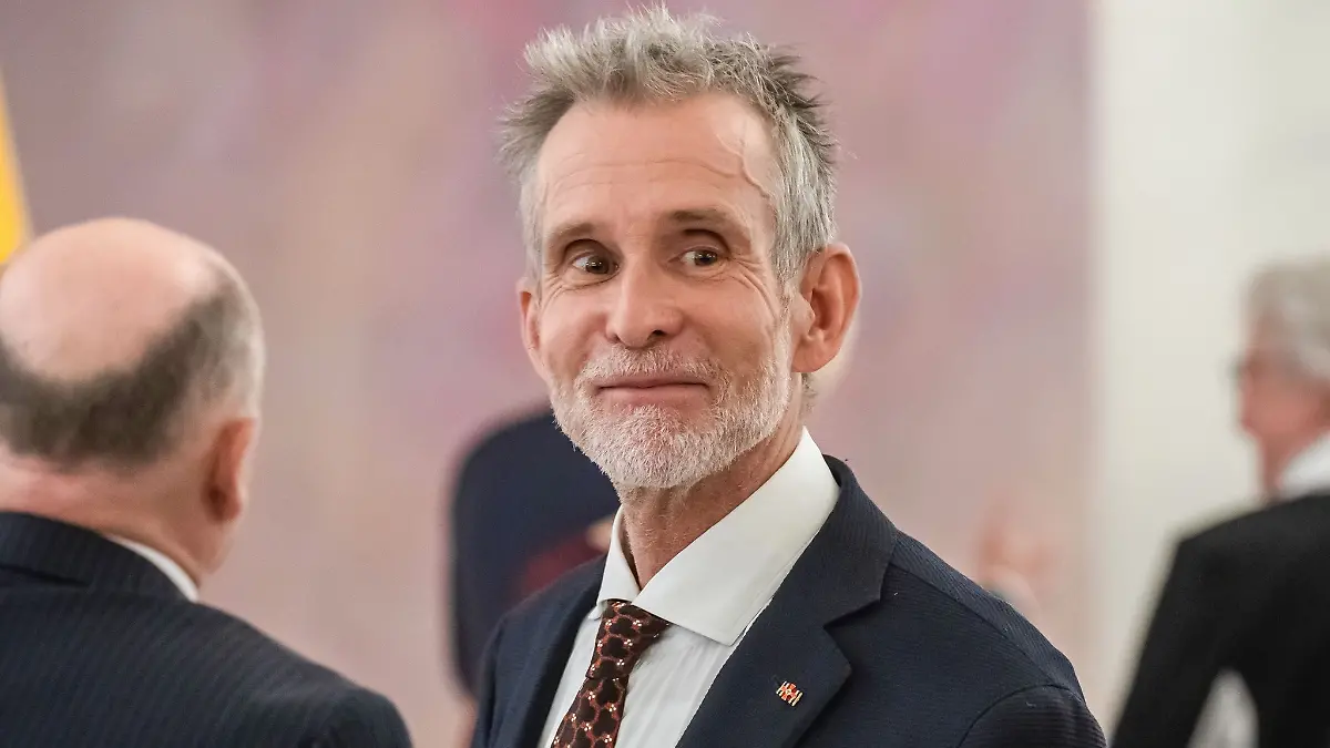Schauspieler Ulrich Matthes bei der Zeremonie zur Verleihung des Verdienstordens an Ex-Kanzlerin Merkel.