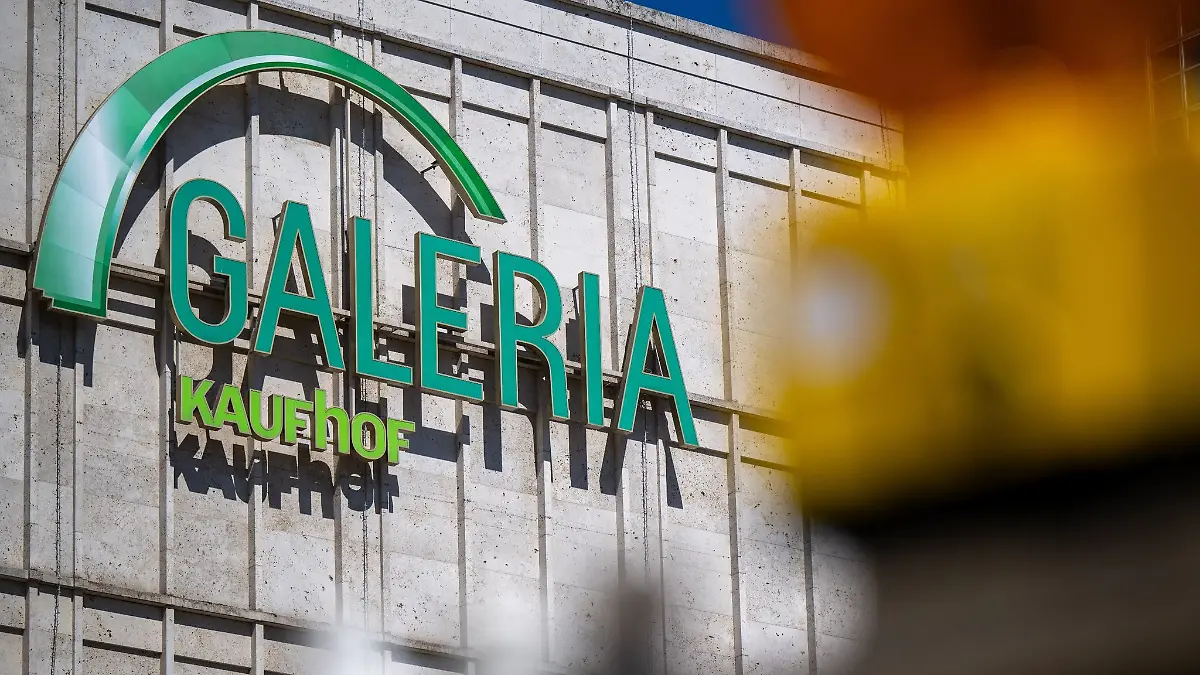 Blick auf das Logo der Galeria Kaufhof am Kaufhaus am Alexanderplatz.