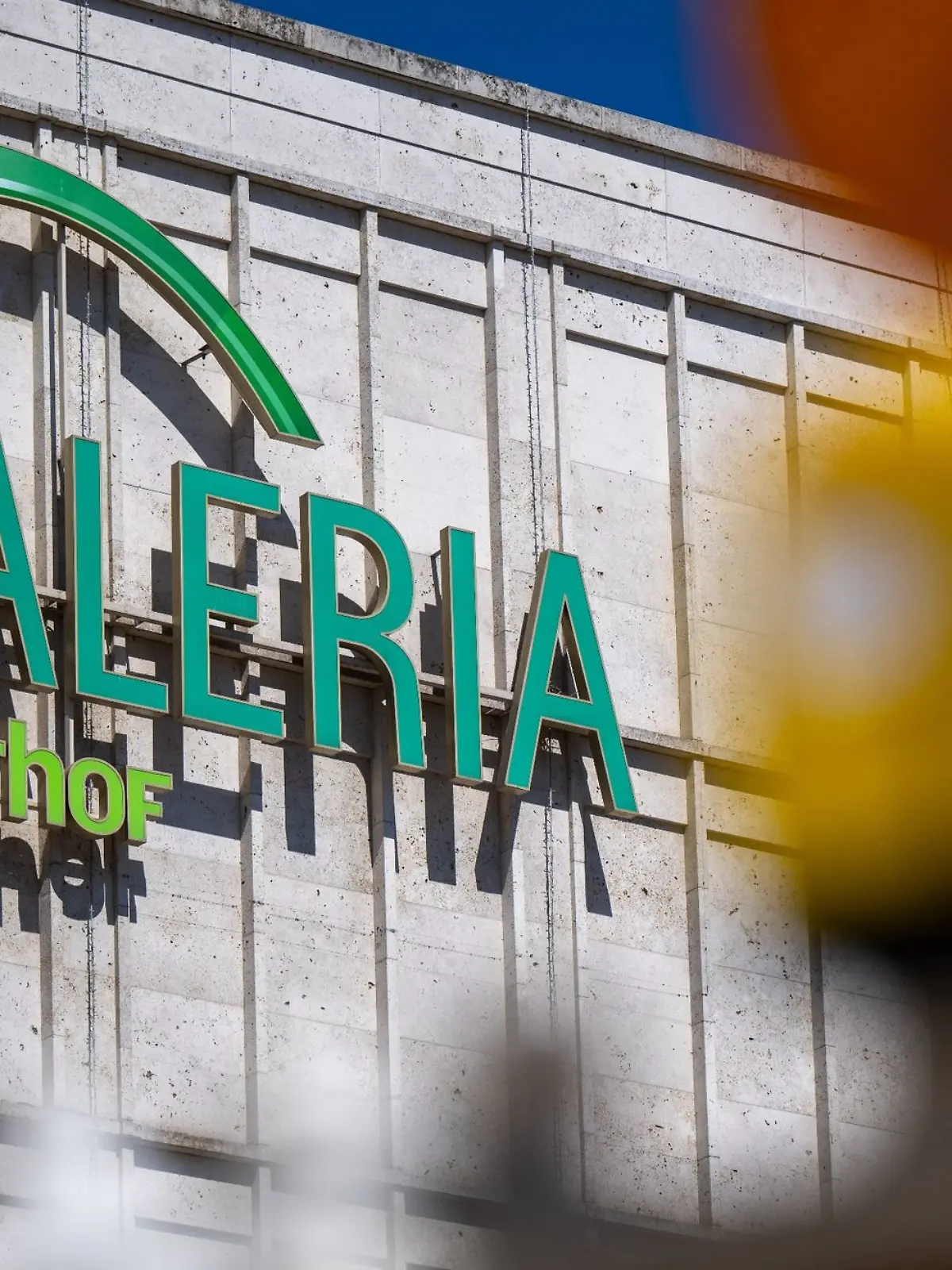 Blick auf das Logo der Galeria Kaufhof am Kaufhaus am Alexanderplatz.