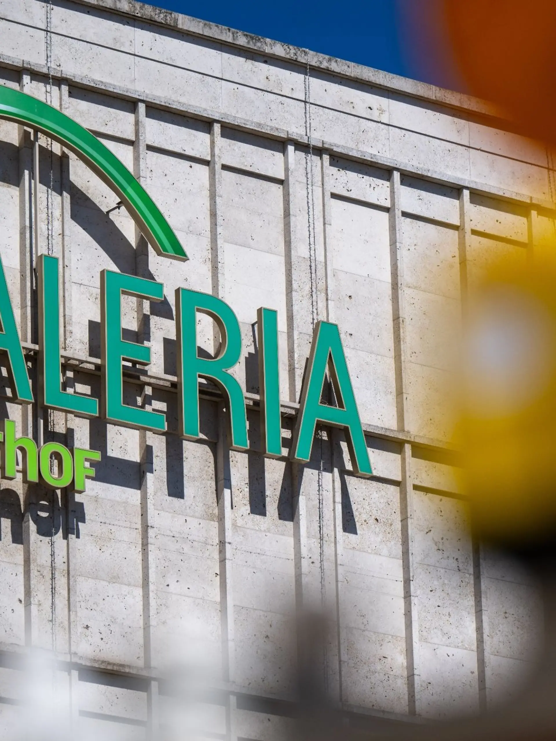 Blick auf das Logo der Galeria Kaufhof am Kaufhaus am Alexanderplatz.