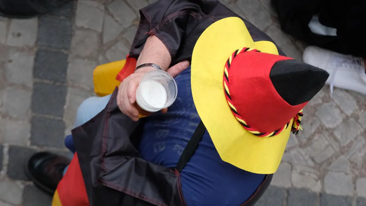 Ein Teilnehmer des Public Viewings hält während eines Deutschland-Spiels ein Bier in der Hand.
