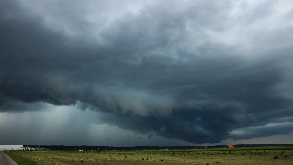 Wetter, Dunkle Wolken bauen sich über dem Unterallgäu in Schwaben auf. Der Deutsche Wetterdienst DWD hat vor Unwettern in weiten Teilen Süddeutschlands gewarnt. Es könne zu schweren Gewittern kommen, teilte der DWD mit. Mindelheim Bayern Deutschland Mindelheim *** Weather, Dark clouds are building up over the Unterallgäu in Swabia The German Weather Service DWD has warned of thunderstorms in large parts of southern Germany There could be severe thunderstorms, the DWD said Mindelheim Bavaria Germany Mindelheim Copyright: x xonw-imagesx/xAlexanderxWolfx